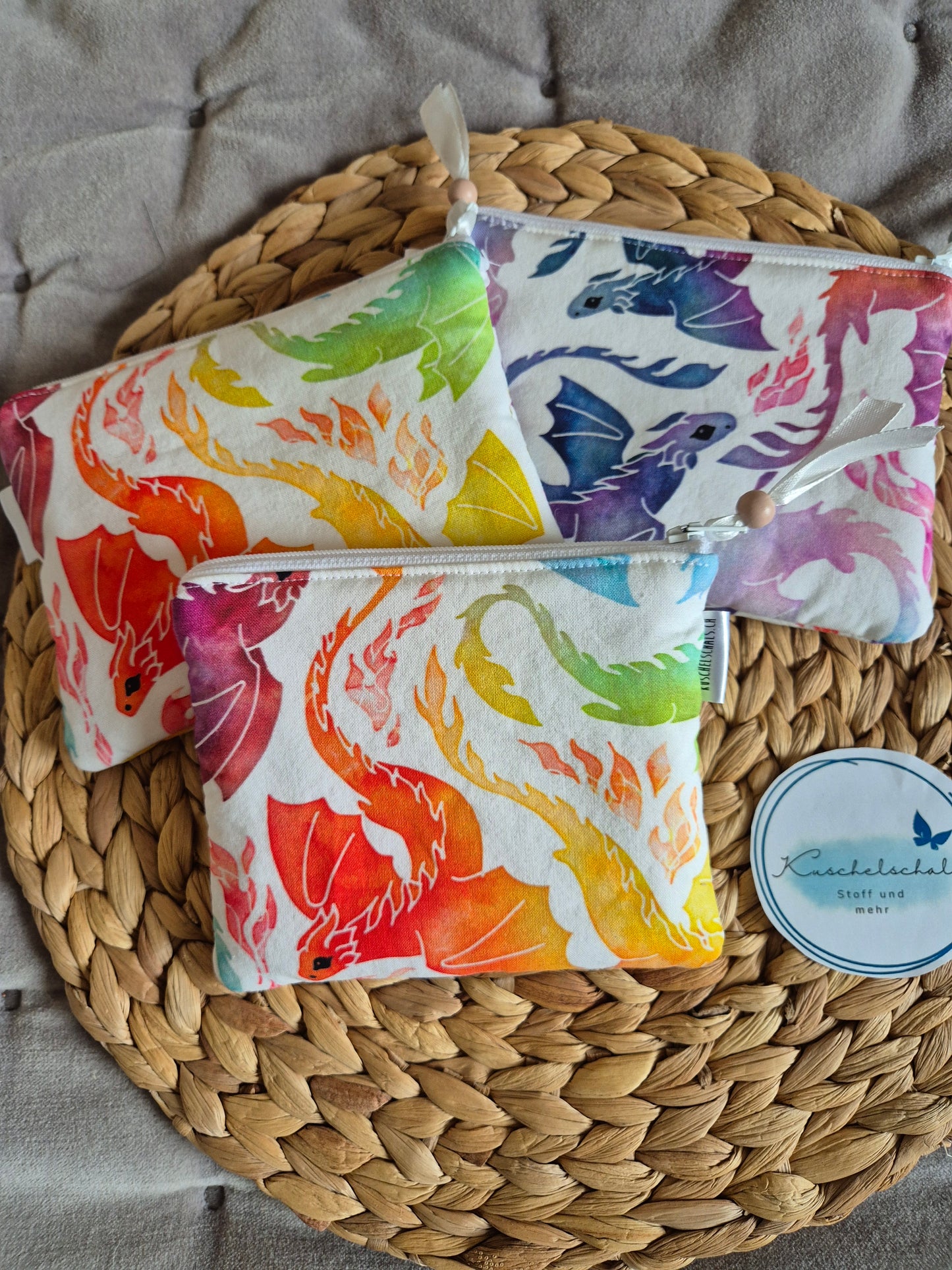 Kleines handgemachtes Stofftäschchen (12.5x15.5 cm) im Drachen Design. Vielseitig nutzbar: Kartenetui, Kosmetiktasche oder Mini-Geldbörse