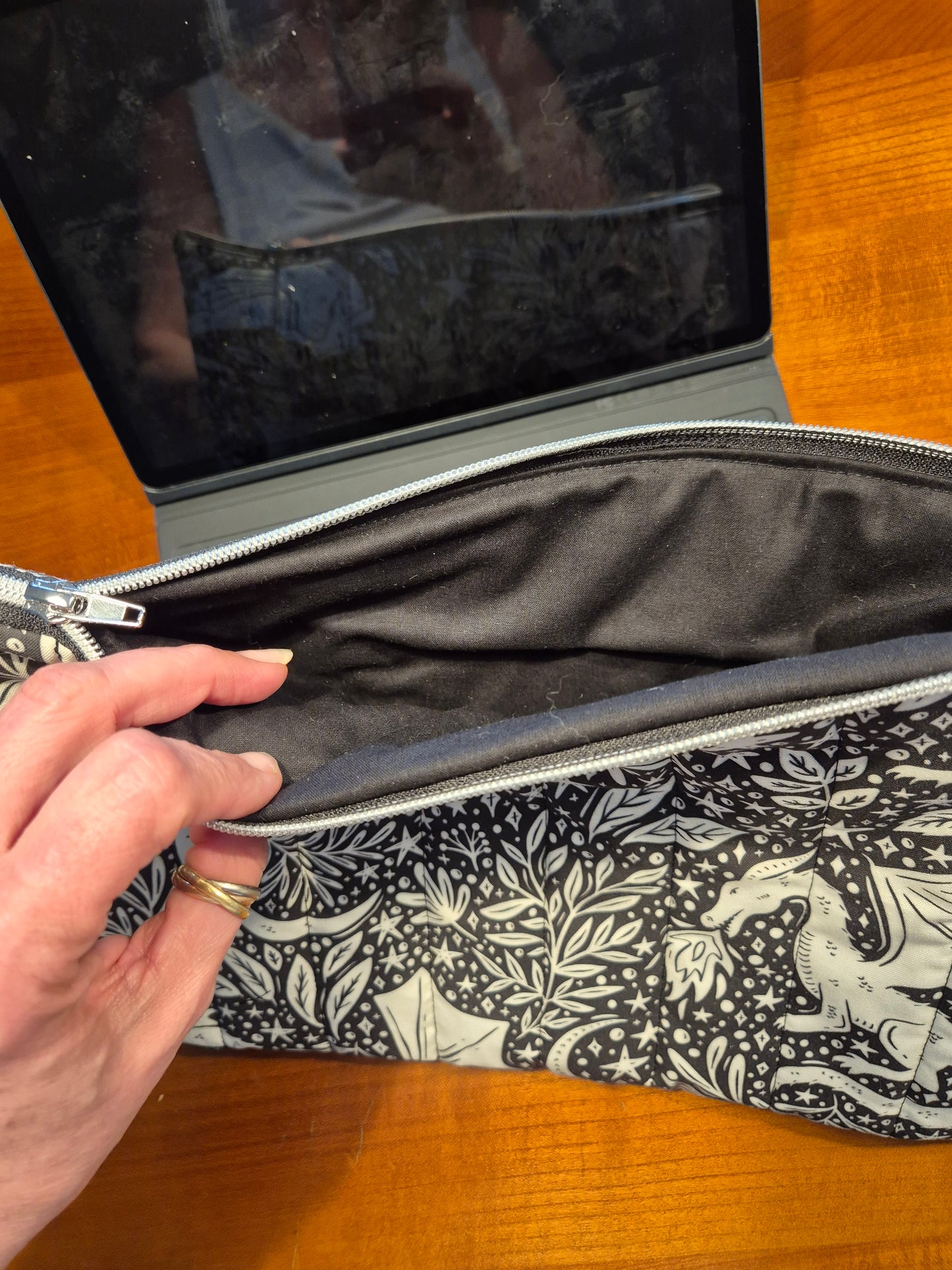 Tablet und Laptop Sleeve, gequiltet im wunderschönen Design "Drachen Liebe"