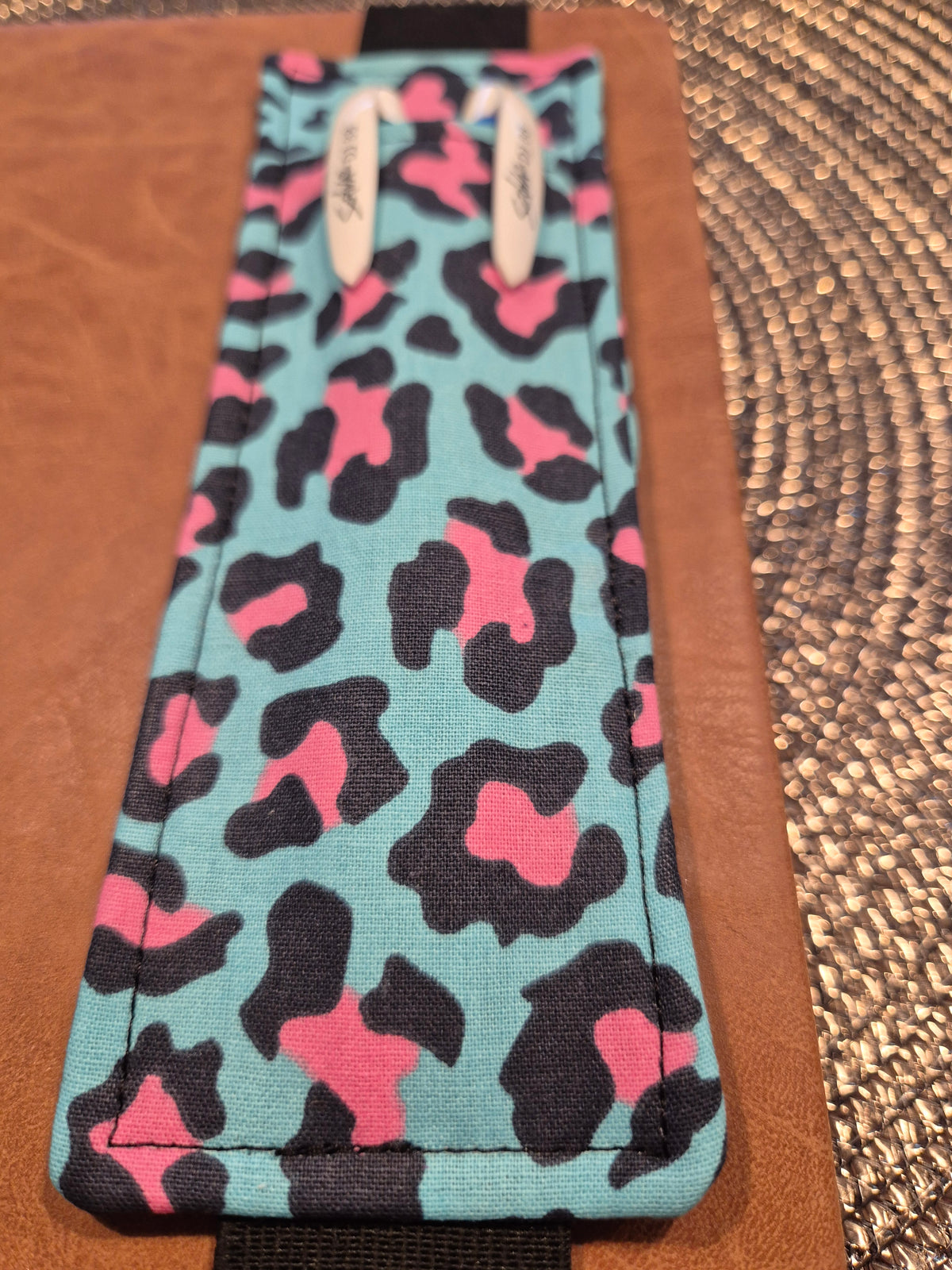 Stiftehalter Lesezeichen A5 Design, handgenäht, doppelseitig, tolles Geschenk für Lehrer, Studenten und Journaling Leo Muster Pink grau  Fans vegan (Kopie)