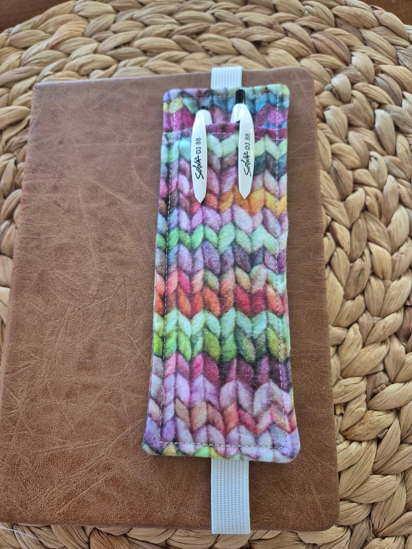 Stiftehalter Lesezeichen A5 Design, handgenäht,  tolles Geschenk für Lehrer, Studenten und Journaling Fans vegan