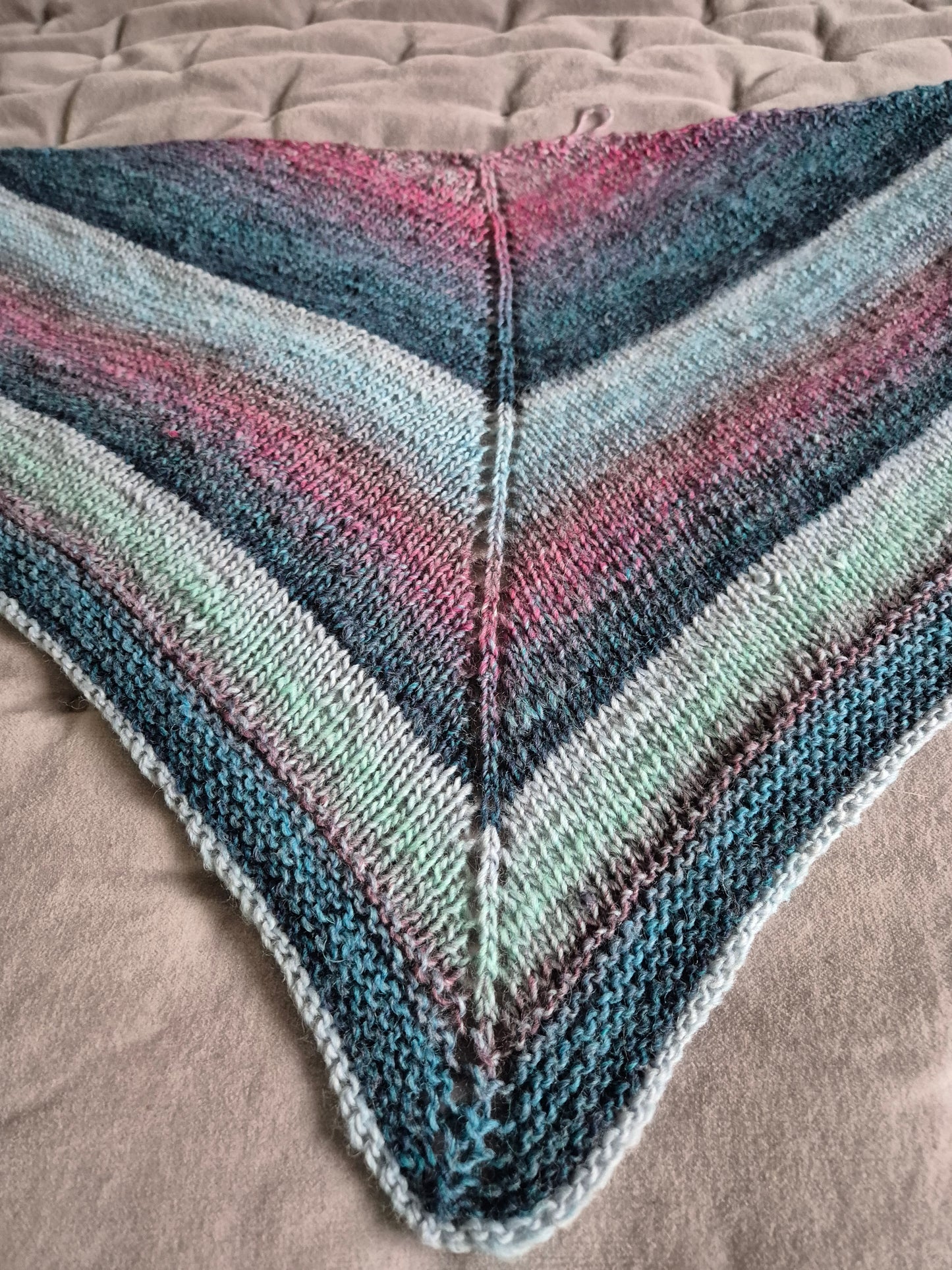 Kleines Handgestricktes Schultertuch aus 60% Schurwolle/40% Polyacryl - wunderschön - weich - warm - Farbverlauf