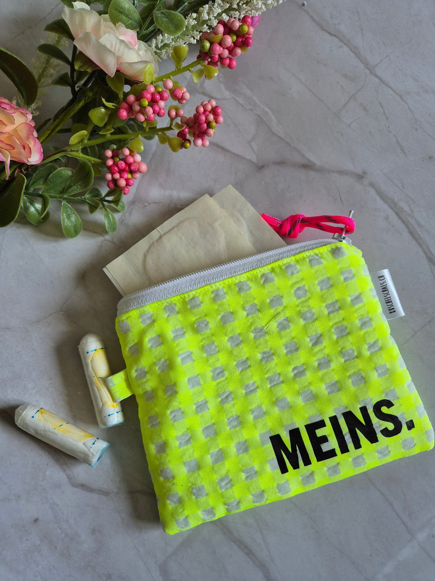 Gelbkarierte Stofftäschchen in 3 Grössen aus recycelter Baumwolle. Vielseitig nutzbar: Kartenetui, Kosmetiktasche oder Mini-Geldbörse