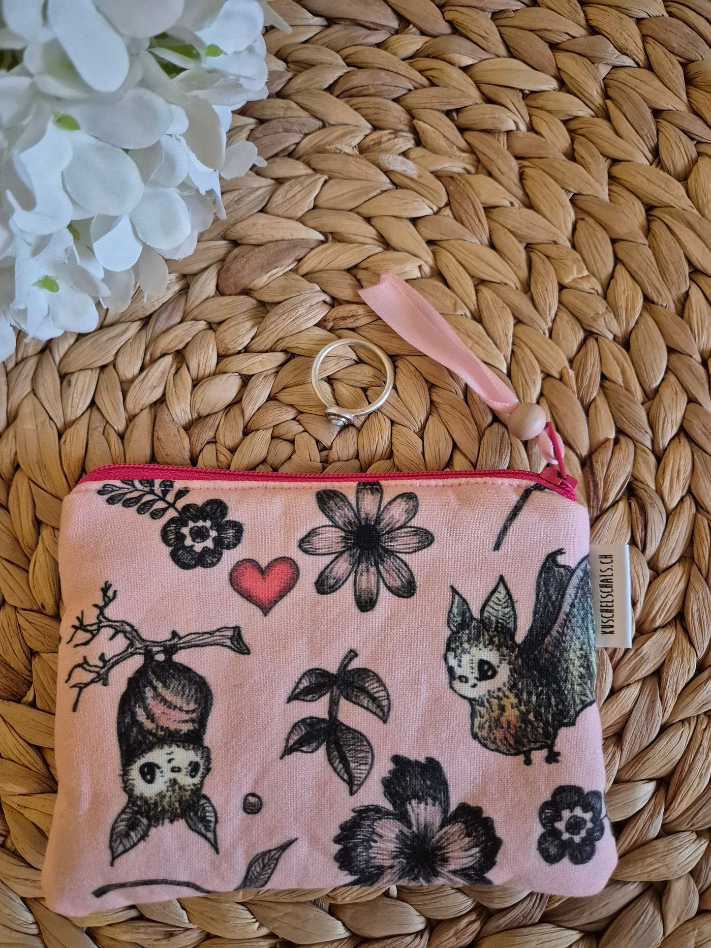 Kleines handgemachtes Stofftäschchen mit süsser Fledermaus (12.5x15.5 cm). Vielseitig nutzbar: Kartenetui, Kosmetiktasche oder Mini-Geldbörse