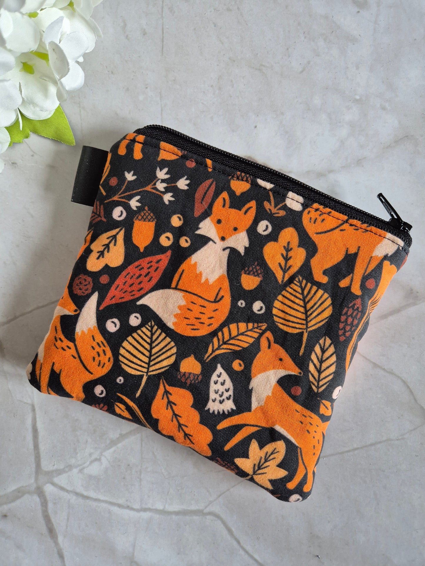 Kleines handgemachtes Stofftäschchen (12.5x15.5 cm). Vielseitig nutzbar: Kartenetui, Kosmetiktasche oder Mini-Geldbörse