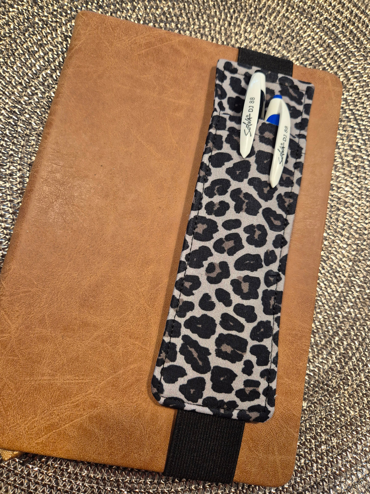 Stiftehalter Lesezeichen A5 Design, handgenäht, doppelseitig, tolles Geschenk für Lehrer, Studenten und Journaling Leo Muster Pink grau  Fans vegan (Kopie)