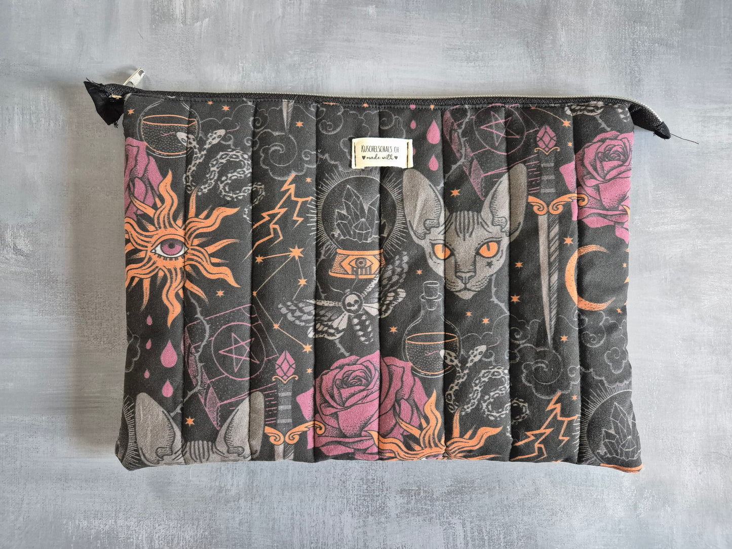 Tablet und Laptop Sleeve, gequiltet im wunderschönen Design "Dark Accademia"