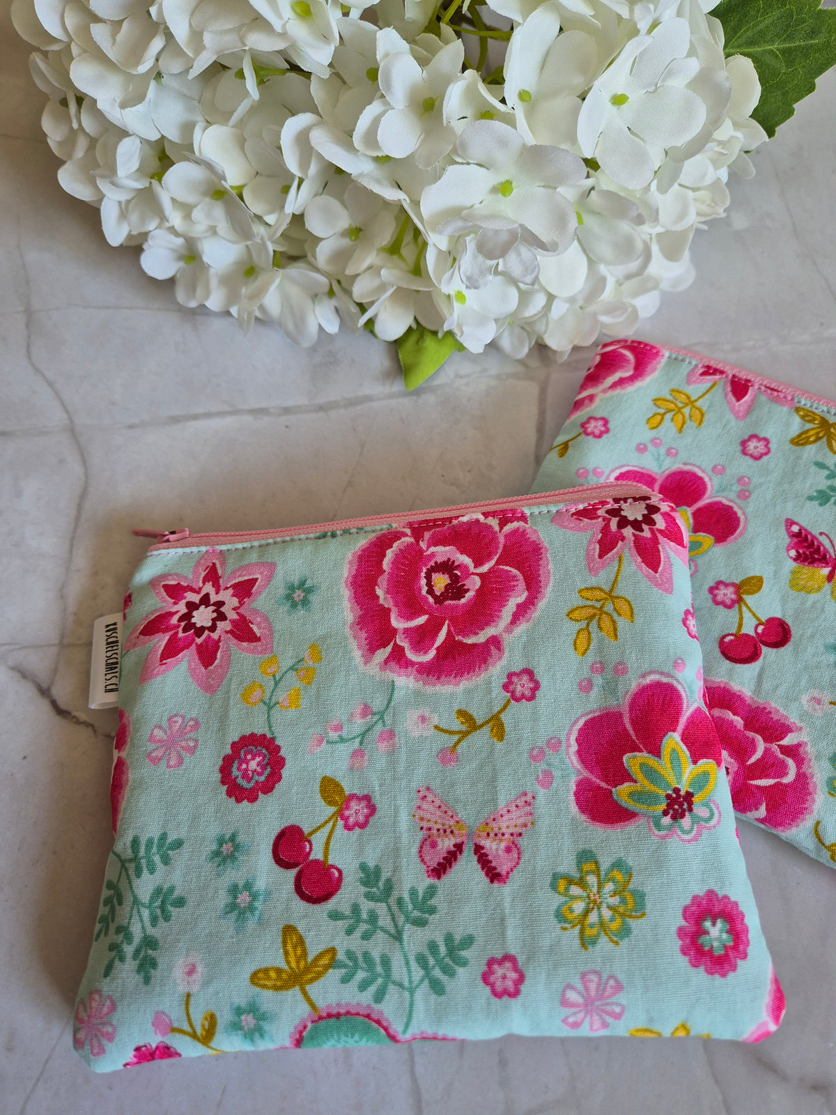 Kleines handgemachtes Stofftäschchen Blumendesigns(12.5x15.5 cm). Vielseitig nutzbar: Kartenetui, Kosmetiktasche oder Mini-Geldbörse (Kopie)