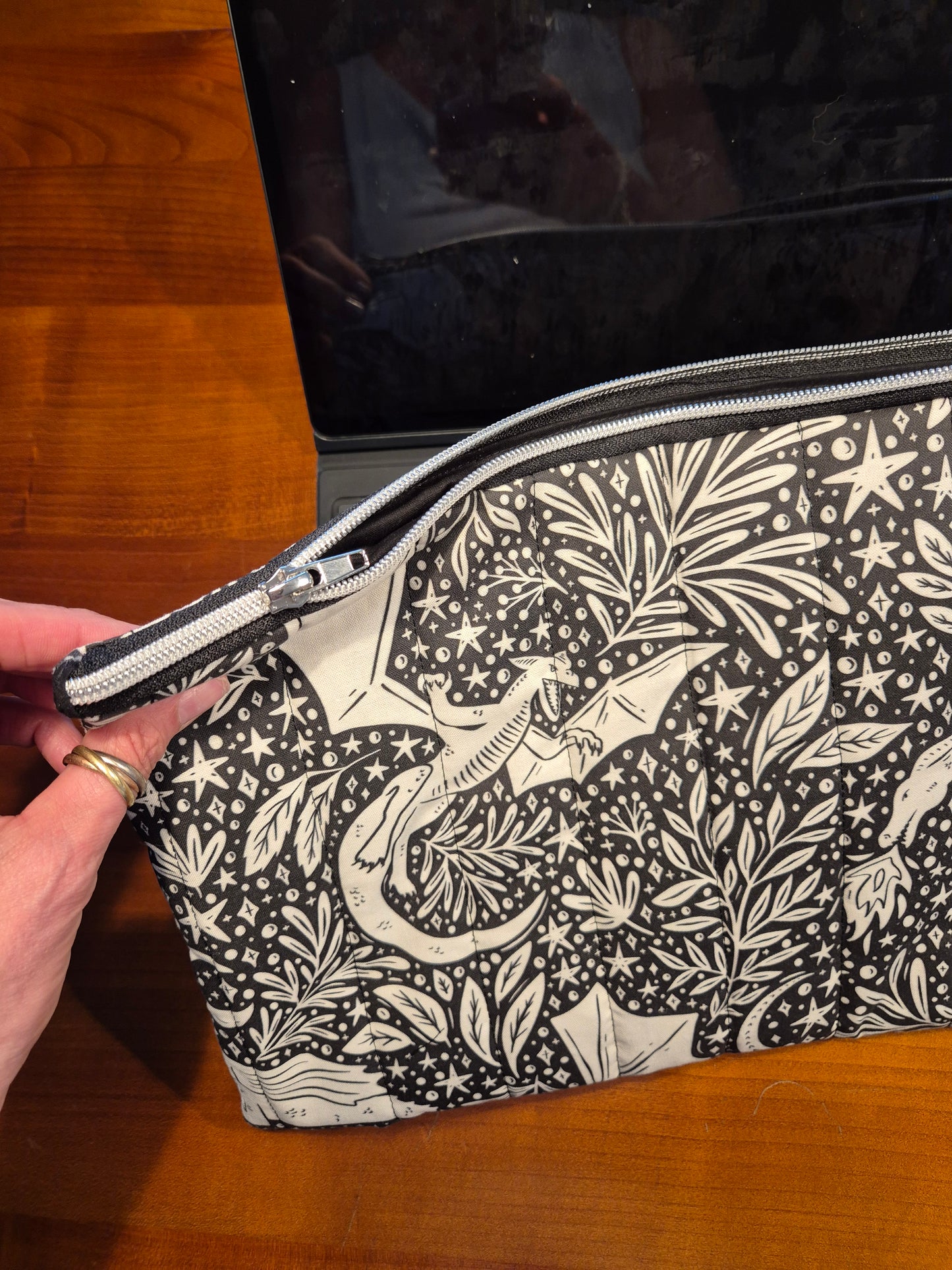 Tablet und Laptop Sleeve, gequiltet im wunderschönen Design "Drachen Liebe"