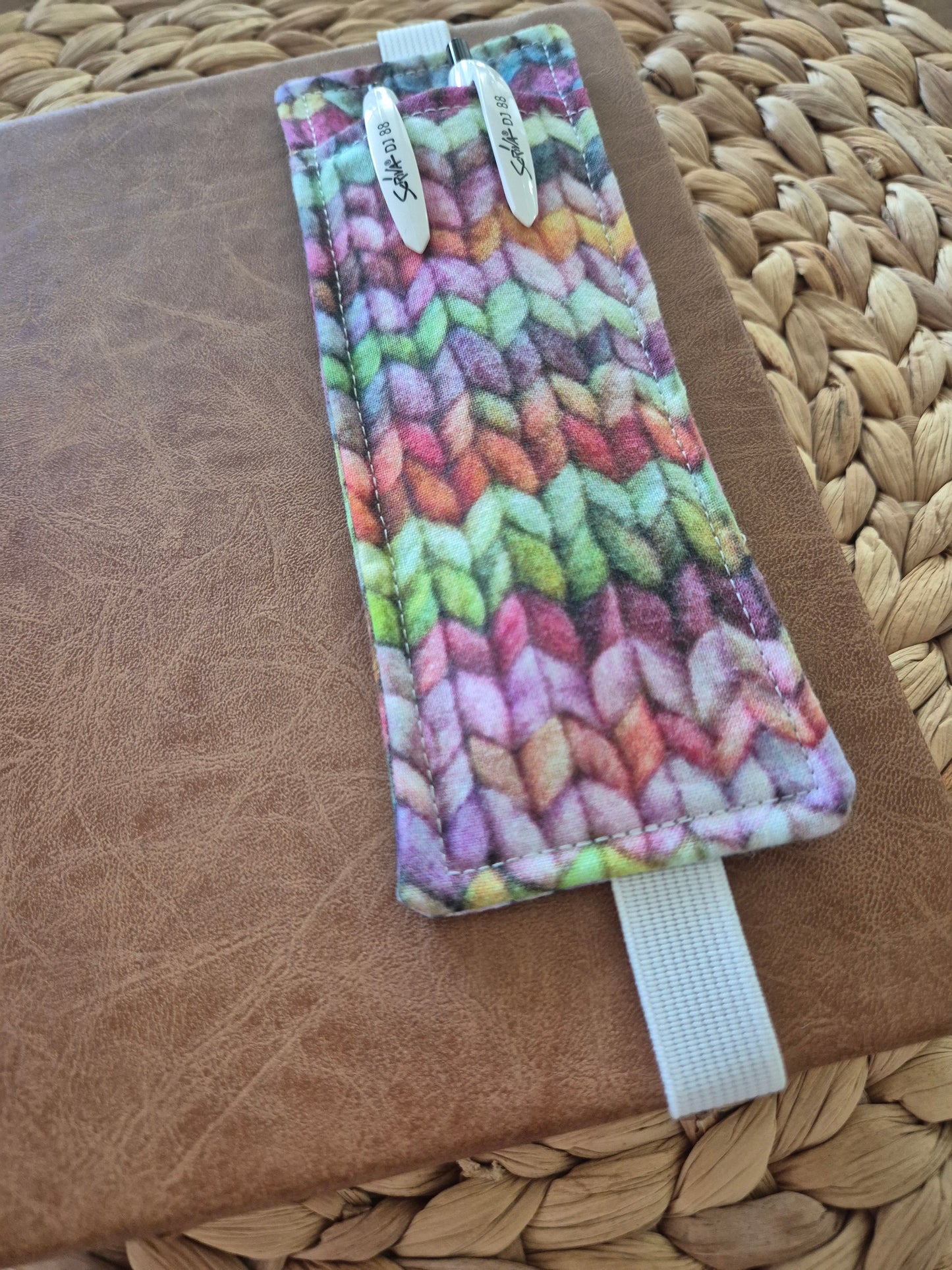 Stiftehalter Lesezeichen A5 Design, handgenäht,  tolles Geschenk für Lehrer, Studenten und Journaling Fans vegan