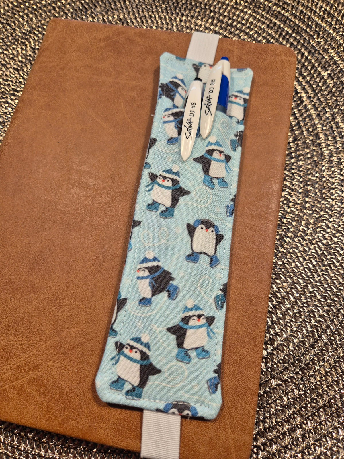 Stiftehalter Lesezeichen A5 Design, handgenäht, doppelseitig, tolles Geschenk für Lehrer, Studenten und Journaling  Pinguin Cutecore Kawaii Winter