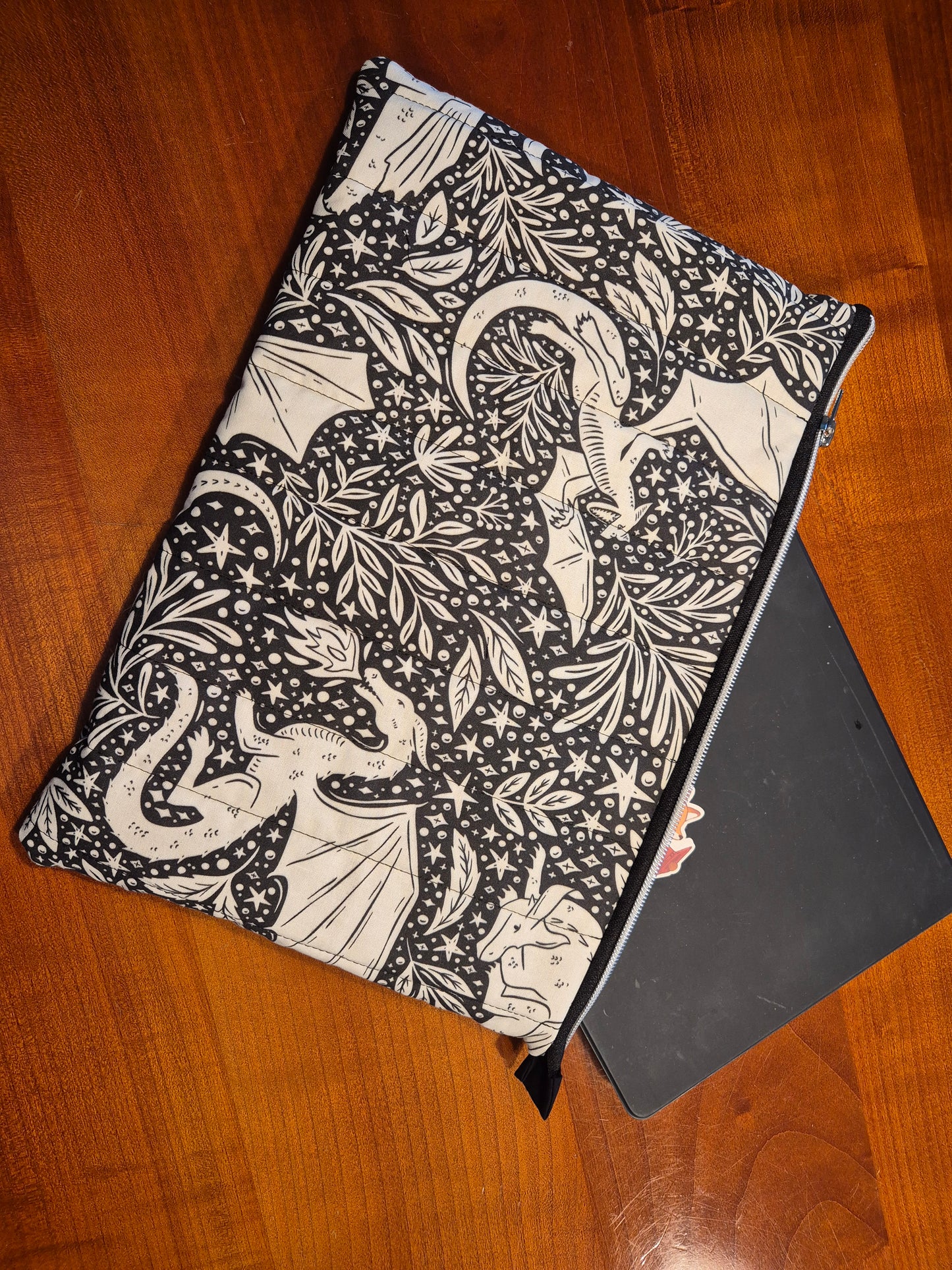 Tablet und Laptop Sleeve, gequiltet im wunderschönen Design "Drachen Liebe"