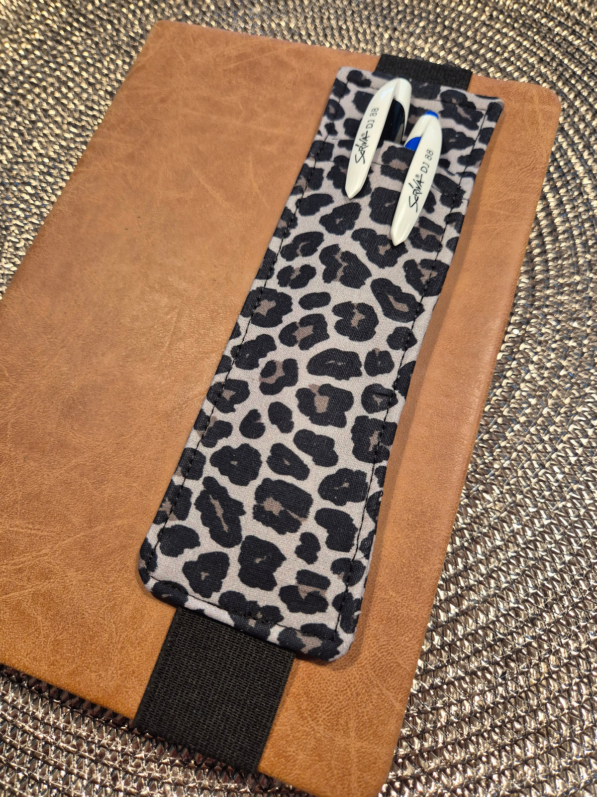 Stiftehalter Lesezeichen A5 Design, handgenäht, doppelseitig, tolles Geschenk für Lehrer, Studenten und Journaling Leo Muster Pink grau  Fans vegan (Kopie)