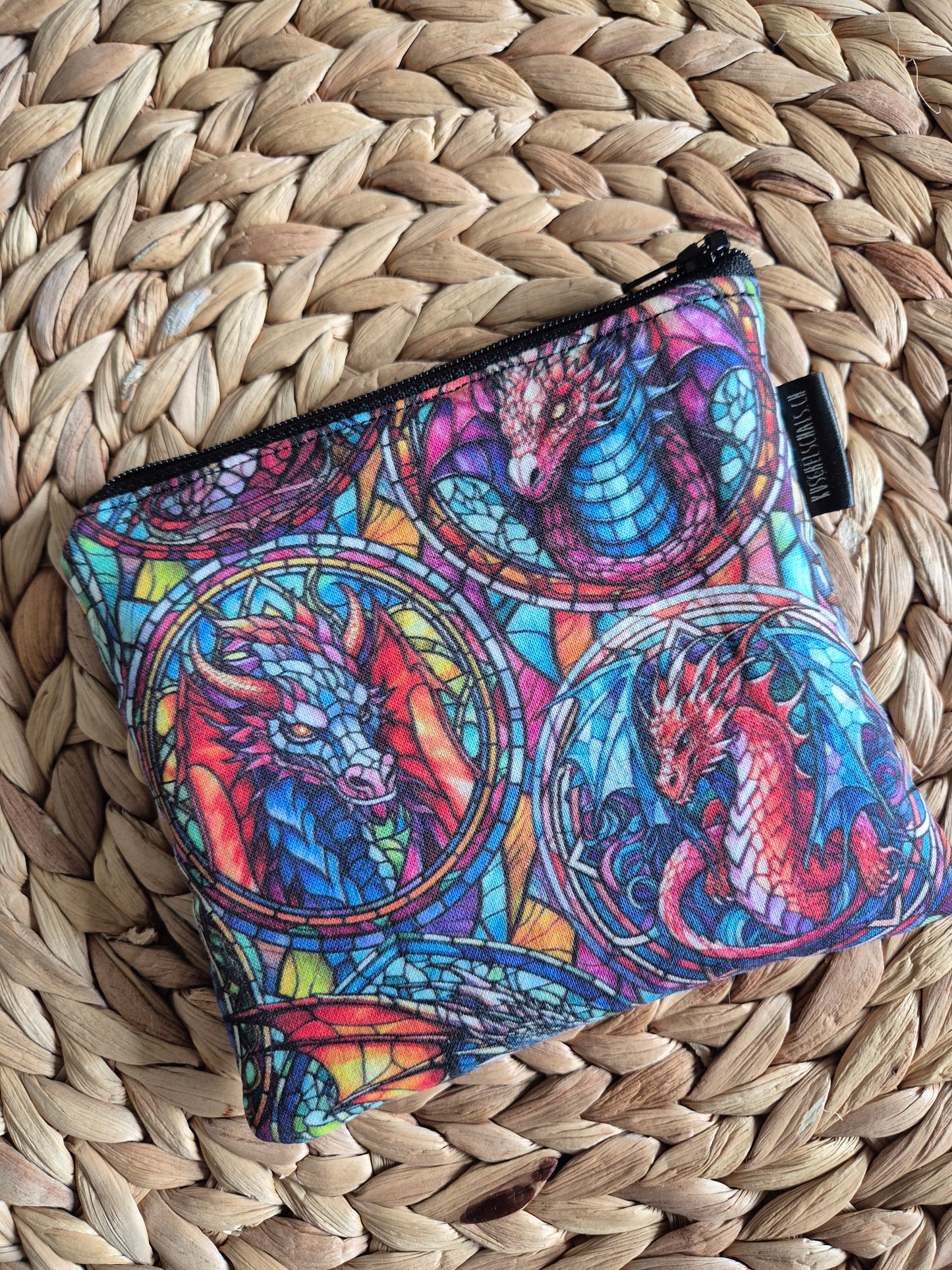 Kleines handgemachtes Stofftäschchen im Drachendesign (12.5x15.5 cm). Vielseitig nutzbar: Kartenetui, Kosmetiktasche oder Mini-Geldbörse