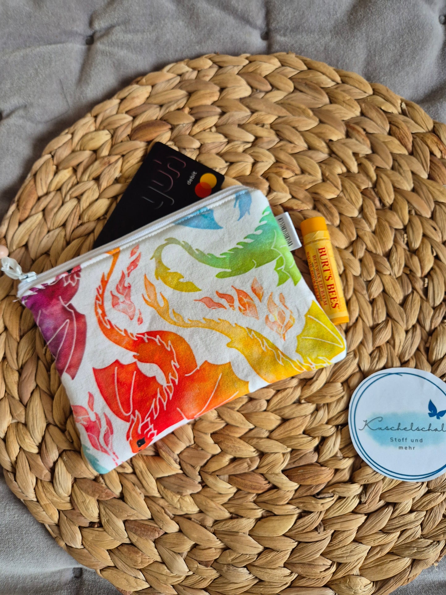 Kleines handgemachtes Stofftäschchen (12.5x15.5 cm) im Drachen Design. Vielseitig nutzbar: Kartenetui, Kosmetiktasche oder Mini-Geldbörse