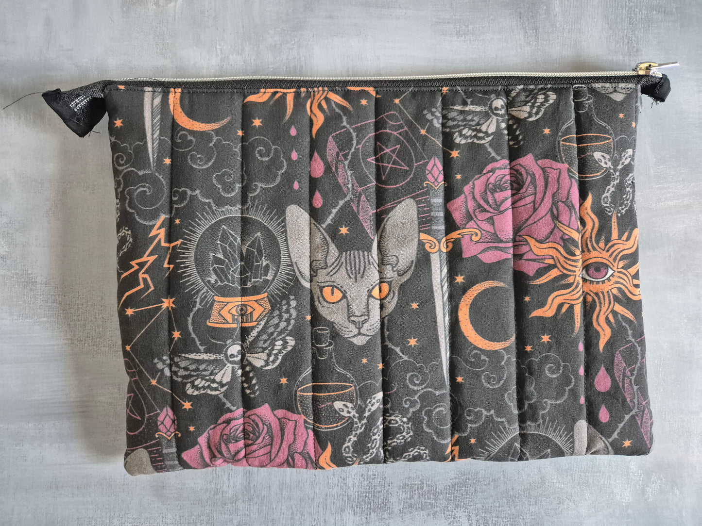 Tablet und Laptop Sleeve, gequiltet im wunderschönen Design "Dark Accademia"
