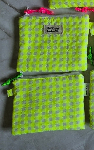 Gelbkarierte Stofftäschchen in 3 Grössen aus recycelter Baumwolle. Vielseitig nutzbar: Kartenetui, Kosmetiktasche oder Mini-Geldbörse