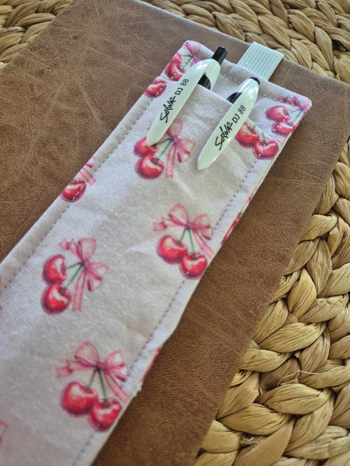 Stiftehalter Lesezeichen A5 Design, handgenäht, doppelseitig, tolles Geschenk für Lehrer, Studenten und Journaling Fans vegan
Penholder for journaling, bullet journal, diaries or notebooks