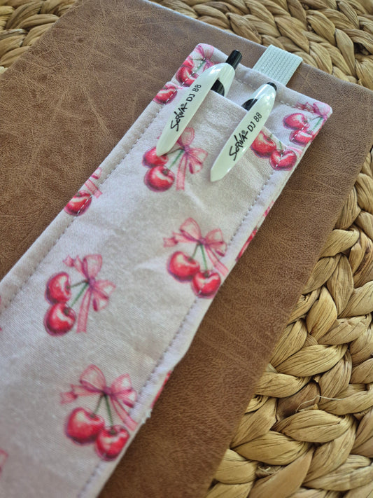 Stiftehalter Lesezeichen A5 Design, handgenäht, doppelseitig, tolles Geschenk für Lehrer, Studenten und Journaling Fans vegan
Penholder for journaling, bullet journal, diaries or notebooks