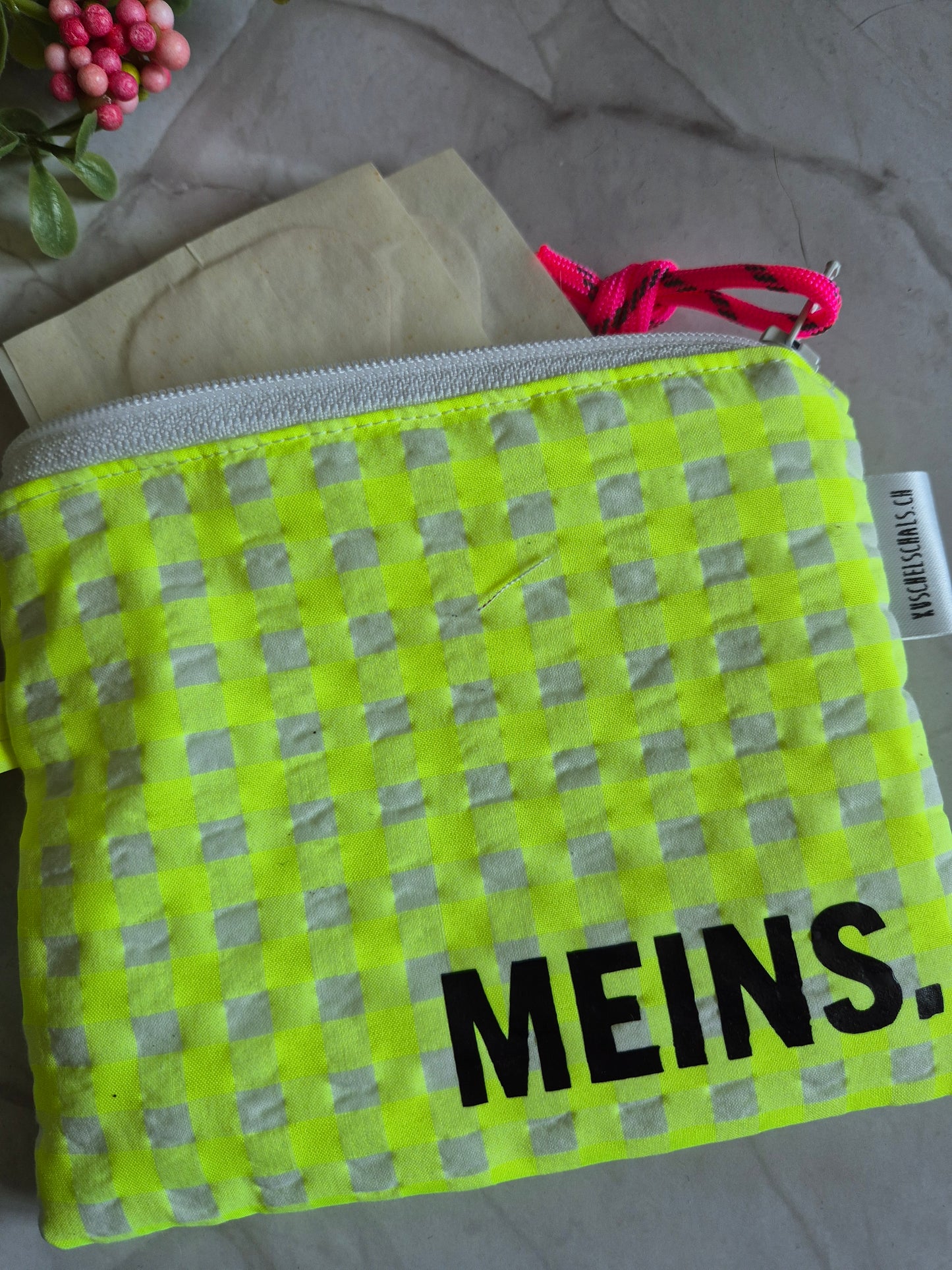Gelbkarierte Stofftäschchen in 3 Grössen aus recycelter Baumwolle. Vielseitig nutzbar: Kartenetui, Kosmetiktasche oder Mini-Geldbörse
