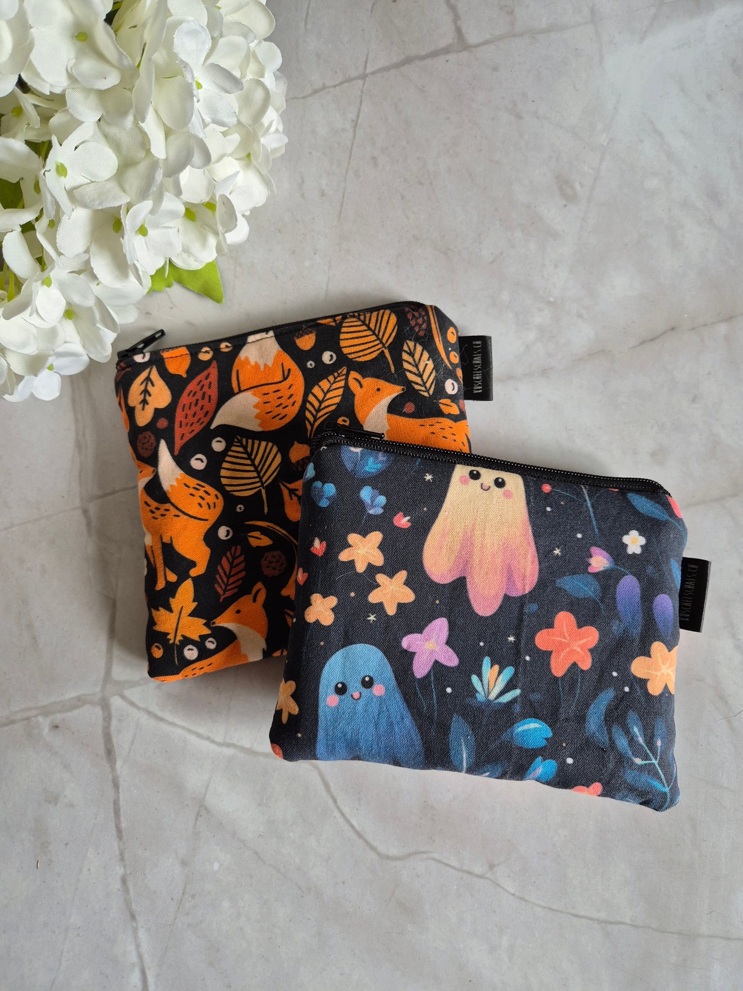 Kleines handgemachtes Stofftäschchen (12.5x15.5 cm). Vielseitig nutzbar: Kartenetui, Kosmetiktasche oder Mini-Geldbörse