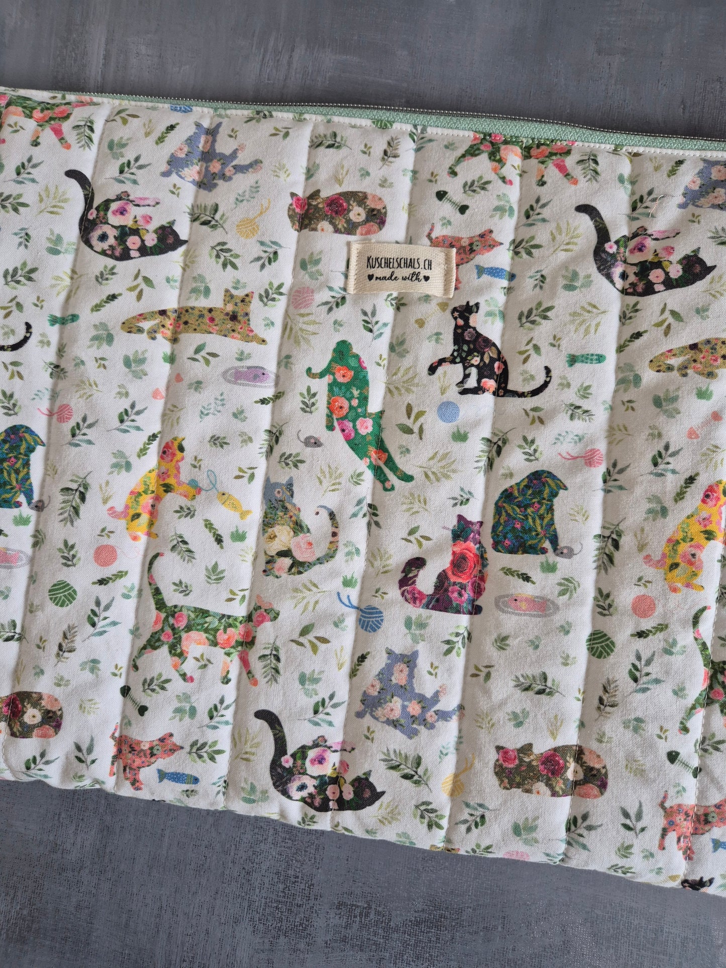 Tablet und Laptop Sleeve, gequiltet im wunderschönen Design "Flowery Cats"