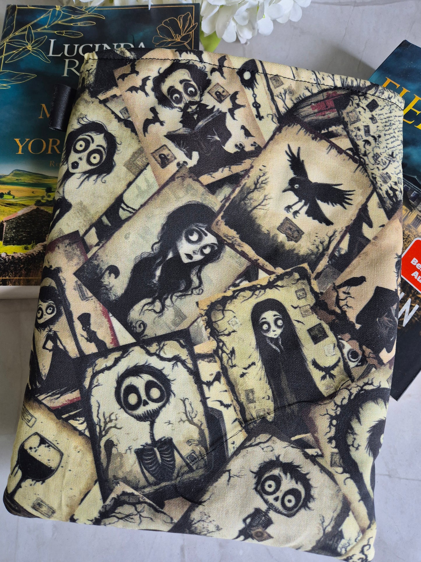 Dark Gothic cartoon Buchhülle Ereader Hülle - 3 Sizes - Handmade by me in Switzerland