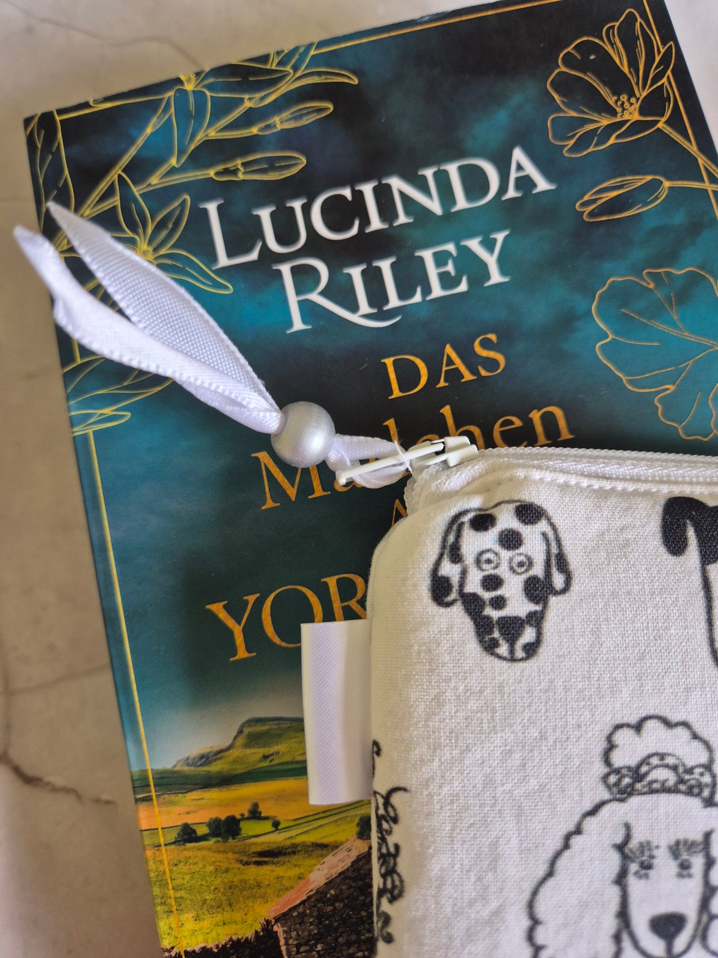 Dog Buchhülle Ereader Hülle - 3 Sizes - Handmade by me in Switzerland Cartoon Print