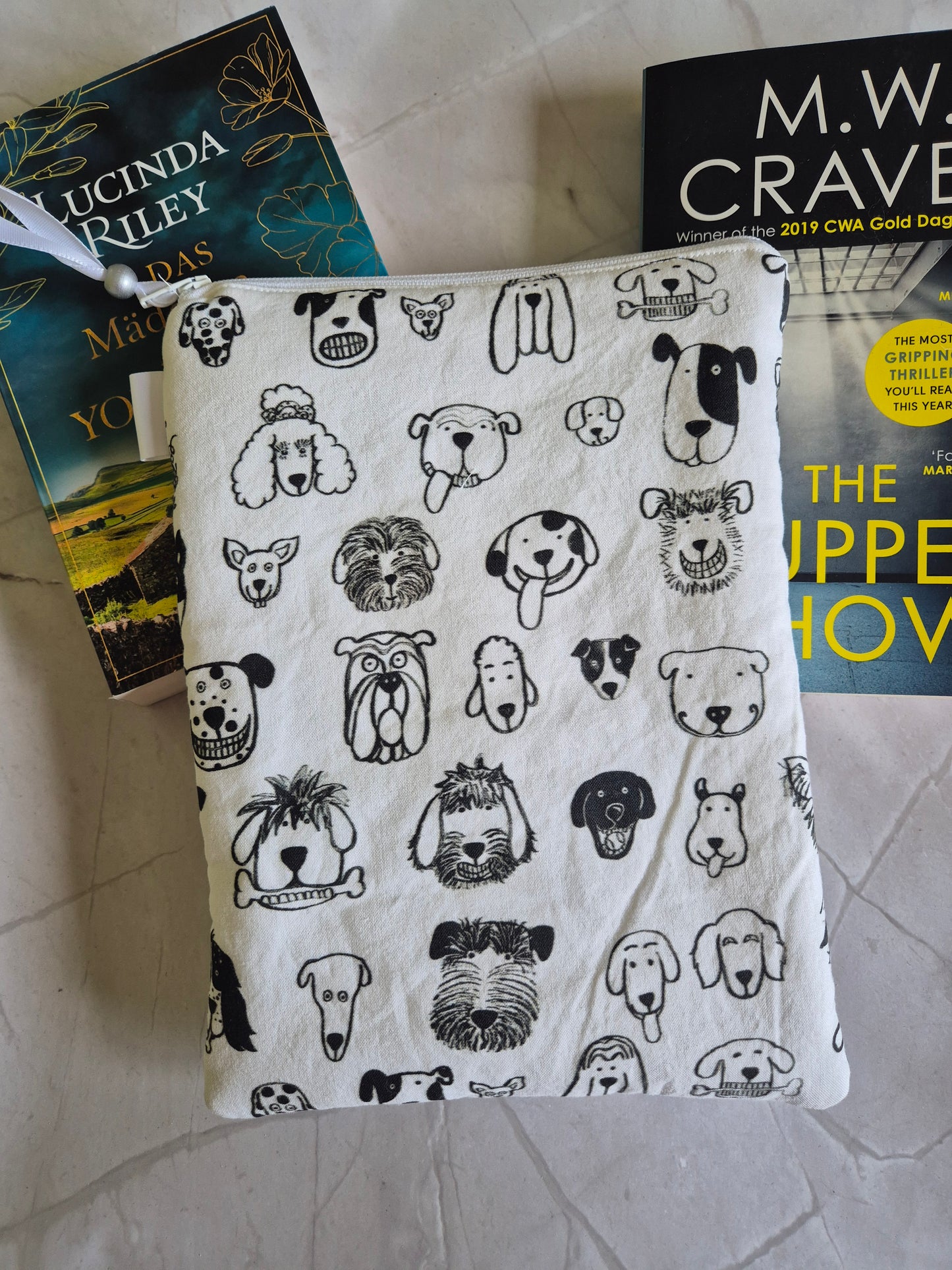 Dog Buchhülle Ereader Hülle - 3 Sizes - Handmade by me in Switzerland Cartoon Print