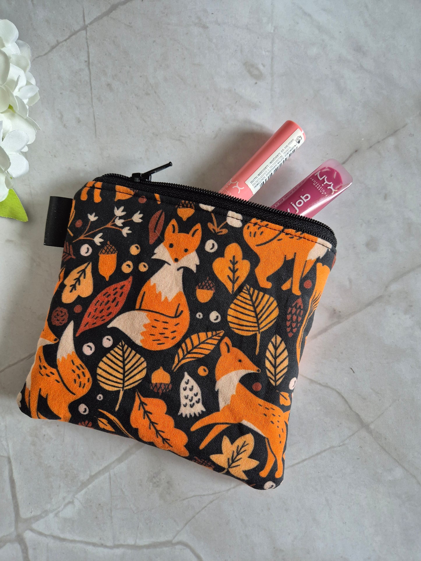 Kleines handgemachtes Stofftäschchen (12.5x15.5 cm). Vielseitig nutzbar: Kartenetui, Kosmetiktasche oder Mini-Geldbörse