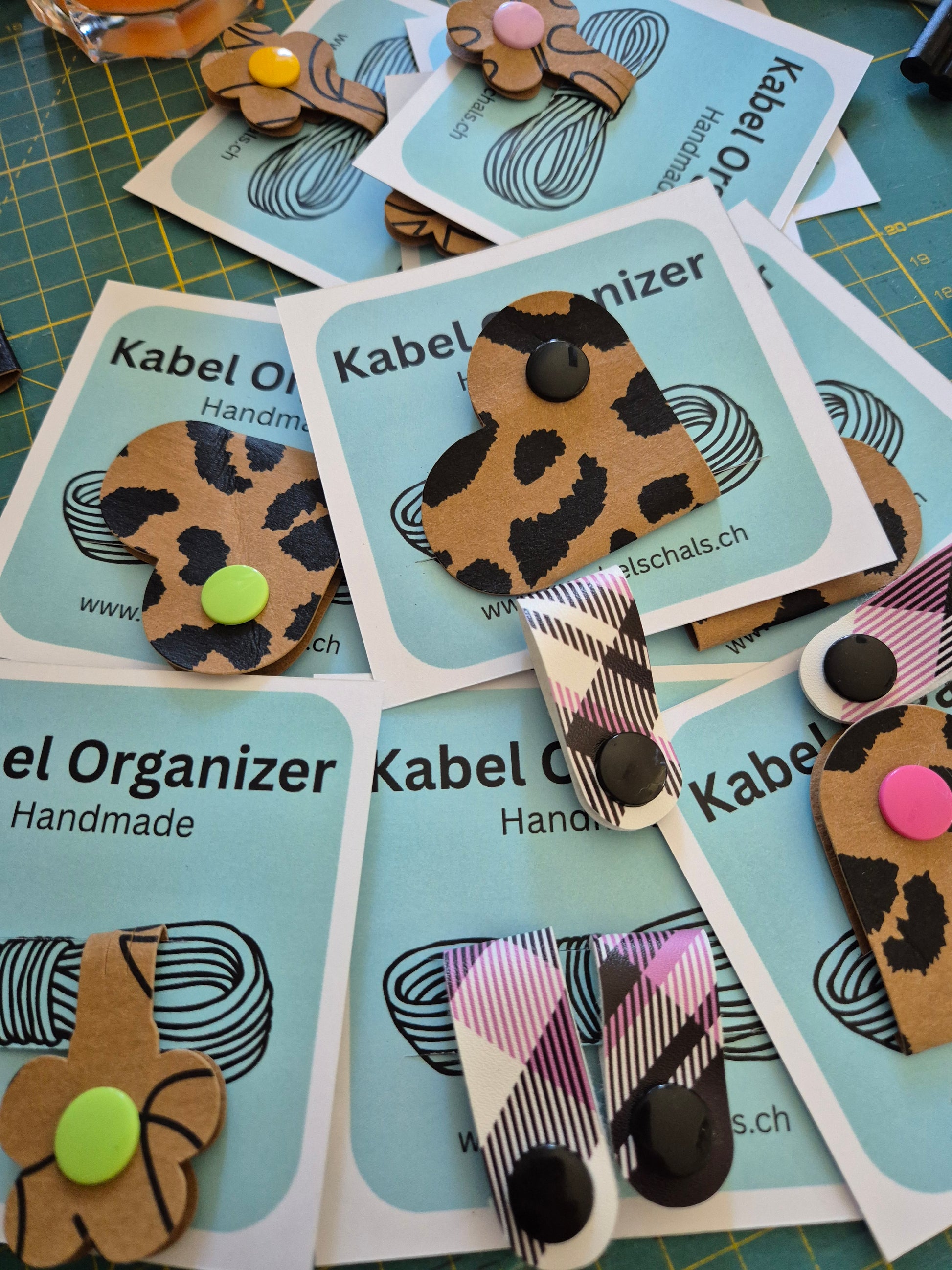 Kabelhalter Diverse Designs aus Snapppap (vegan) oder Kunstleder