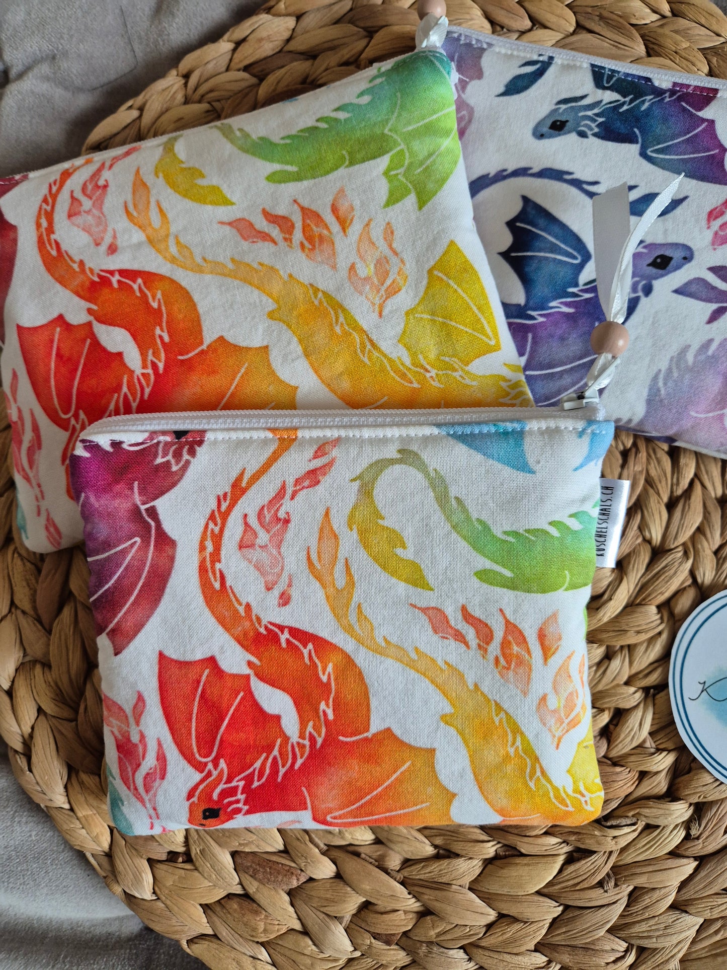 Kleines handgemachtes Stofftäschchen (12.5x15.5 cm) im Drachen Design. Vielseitig nutzbar: Kartenetui, Kosmetiktasche oder Mini-Geldbörse