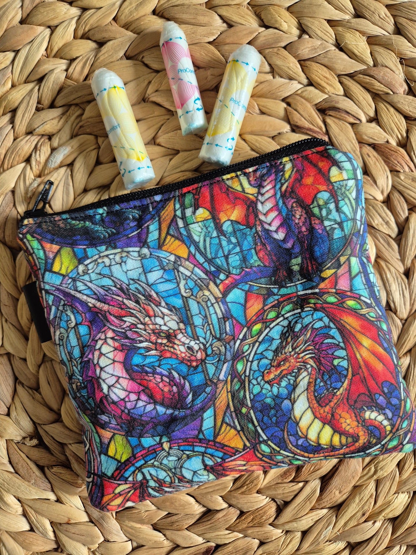 Kleines handgemachtes Stofftäschchen im Drachendesign (12.5x15.5 cm). Vielseitig nutzbar: Kartenetui, Kosmetiktasche oder Mini-Geldbörse