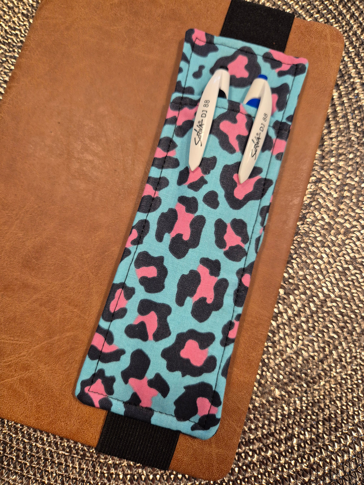 Stiftehalter Lesezeichen A5 Design, handgenäht, doppelseitig, tolles Geschenk für Lehrer, Studenten und Journaling Leo Muster Pink grau  Fans vegan (Kopie)