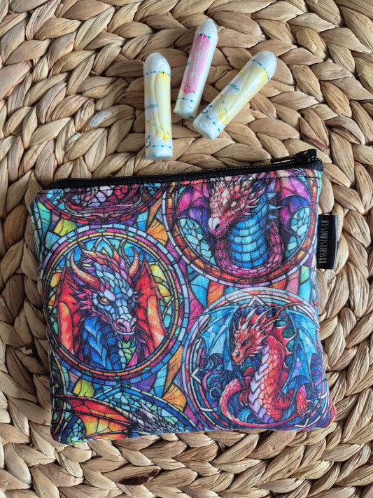 Kleines handgemachtes Stofftäschchen im Drachendesign (12.5x15.5 cm). Vielseitig nutzbar: Kartenetui, Kosmetiktasche oder Mini-Geldbörse