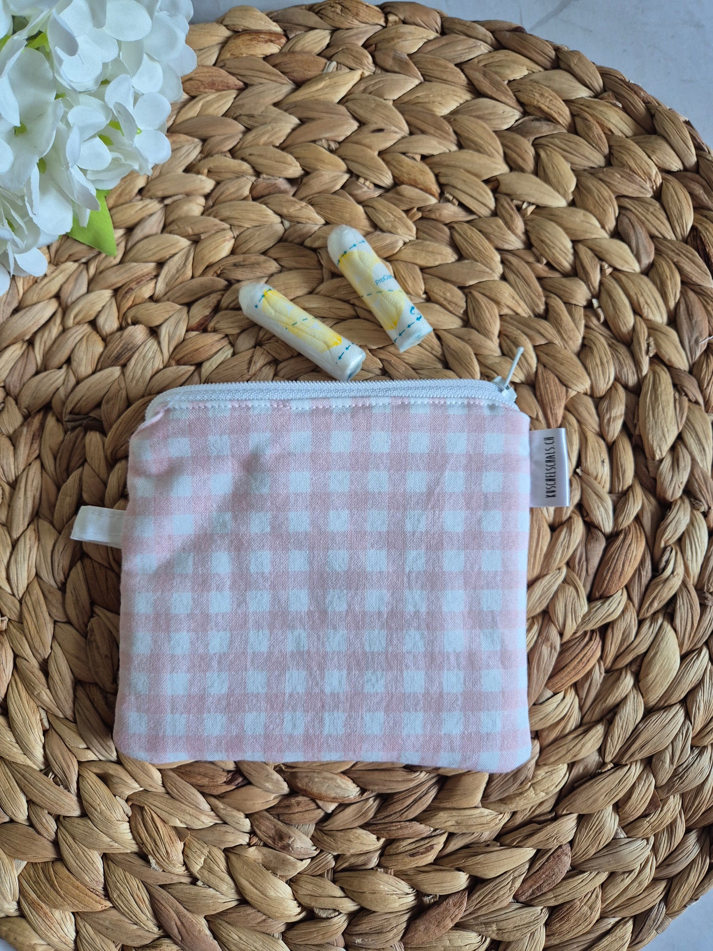 Kleines handgemachtes Stofftäschchen (12.5x15.5 cm). Vielseitig nutzbar: Kartenetui, Kosmetiktasche oder Mini-Geldbörse
