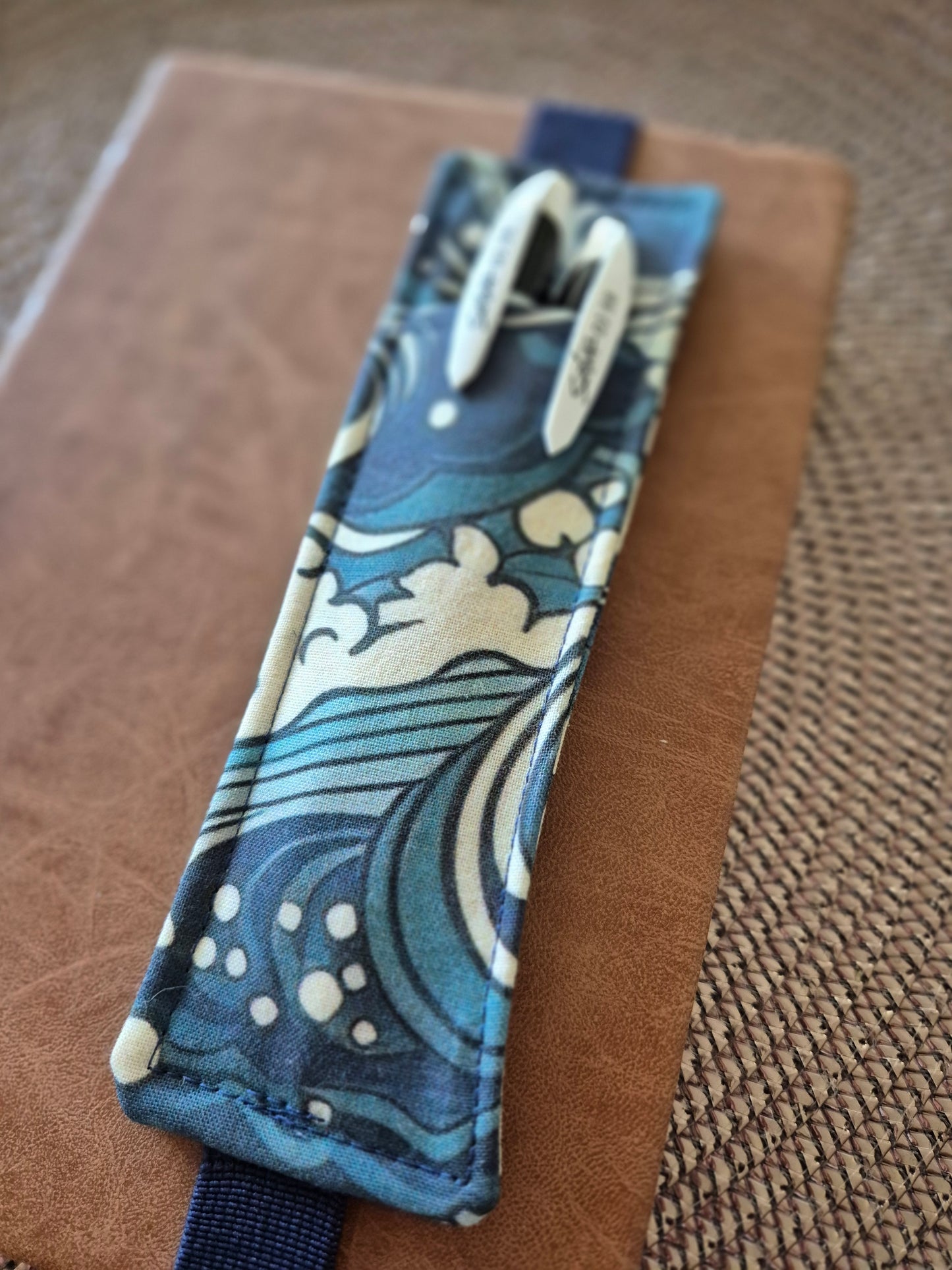 Stiftehalter Lesezeichen A5 Design, handgenäht, doppelseitig, tolles Geschenk für Lehrer, Studenten und Journaling Fans vegan