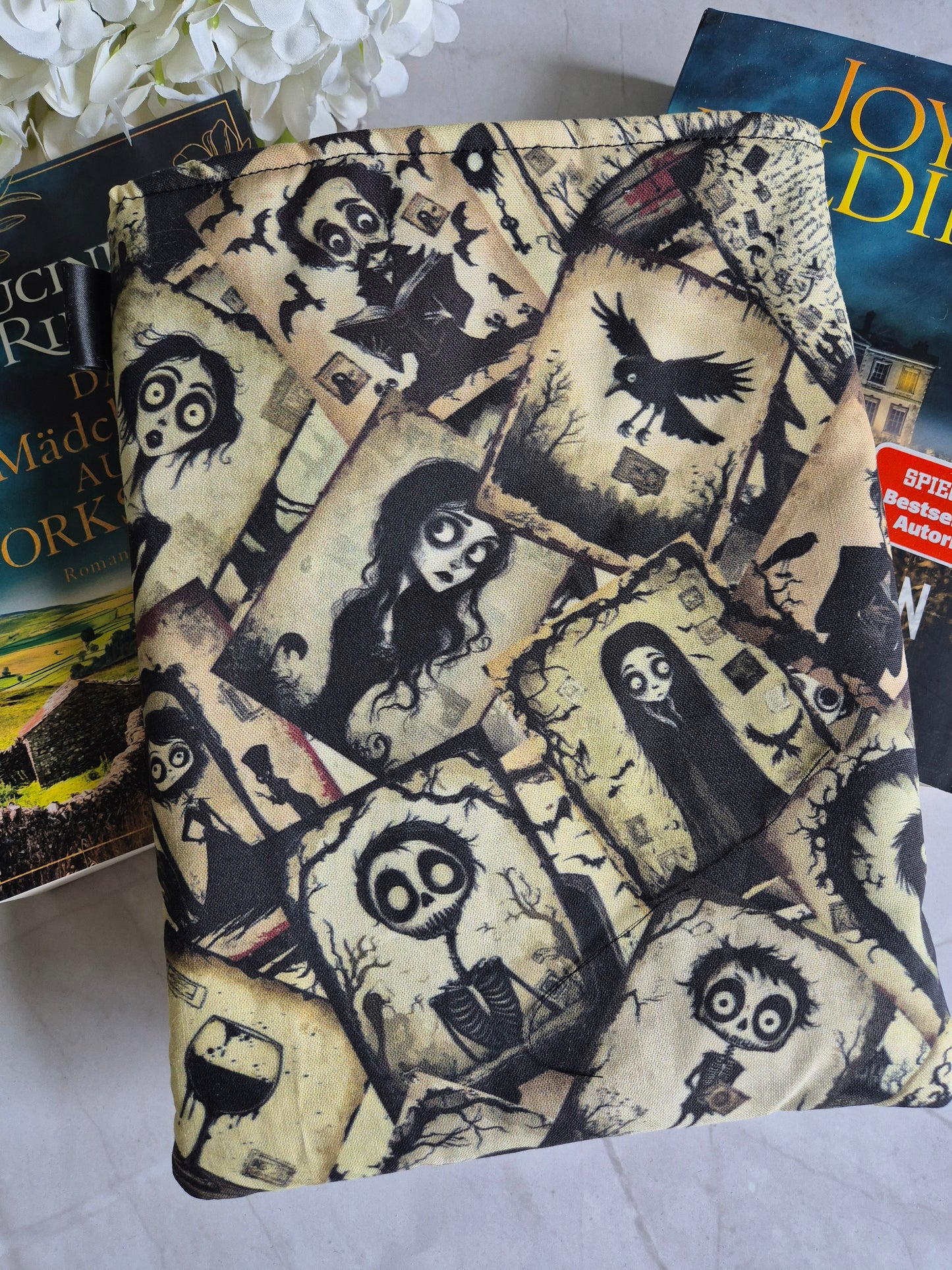 Dark Gothic cartoon Buchhülle Ereader Hülle - 3 Sizes - Handmade by me in Switzerland