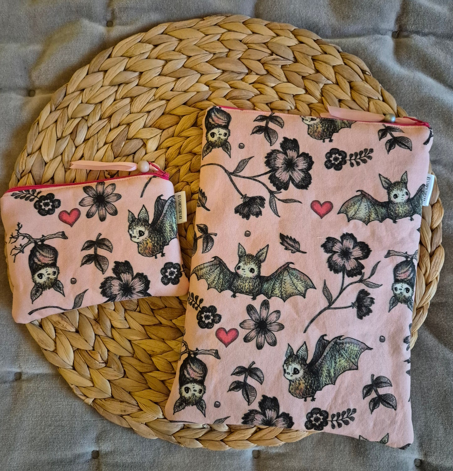 Kleines handgemachtes Stofftäschchen mit süsser Fledermaus (12.5x15.5 cm). Vielseitig nutzbar: Kartenetui, Kosmetiktasche oder Mini-Geldbörse (Kopie)