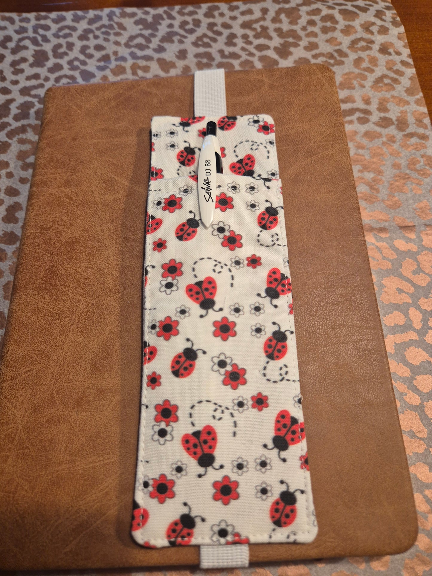 Stiftehalter Lesezeichen A5 Design, handgenäht, doppelseitig, tolles Geschenk für Leseratten, Studenten und Journaling Fans vegan