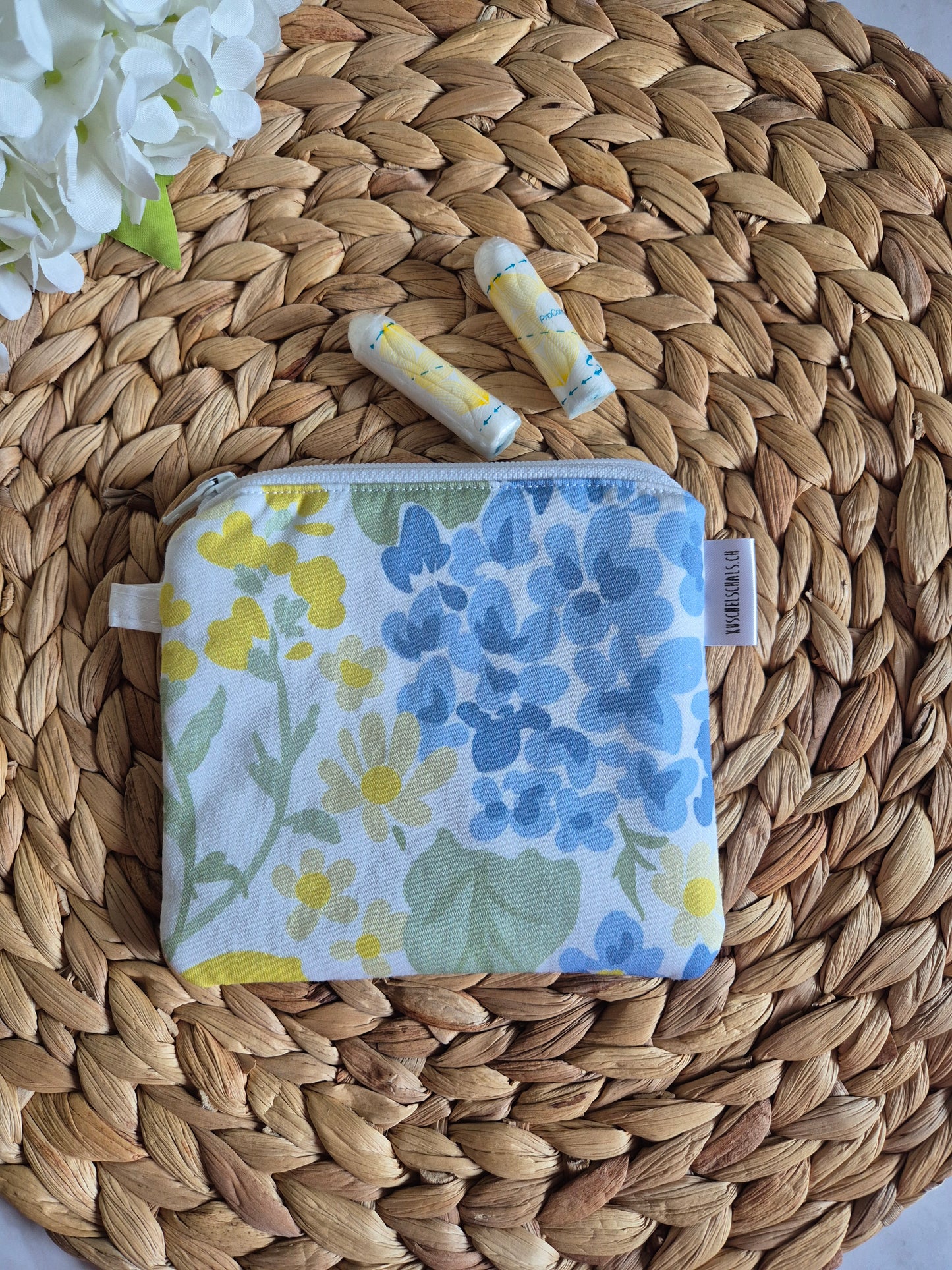 Kleines handgemachtes Stofftäschchen (12.5x15.5 cm). Vielseitig nutzbar: Kartenetui, Kosmetiktasche oder Mini-Geldbörse