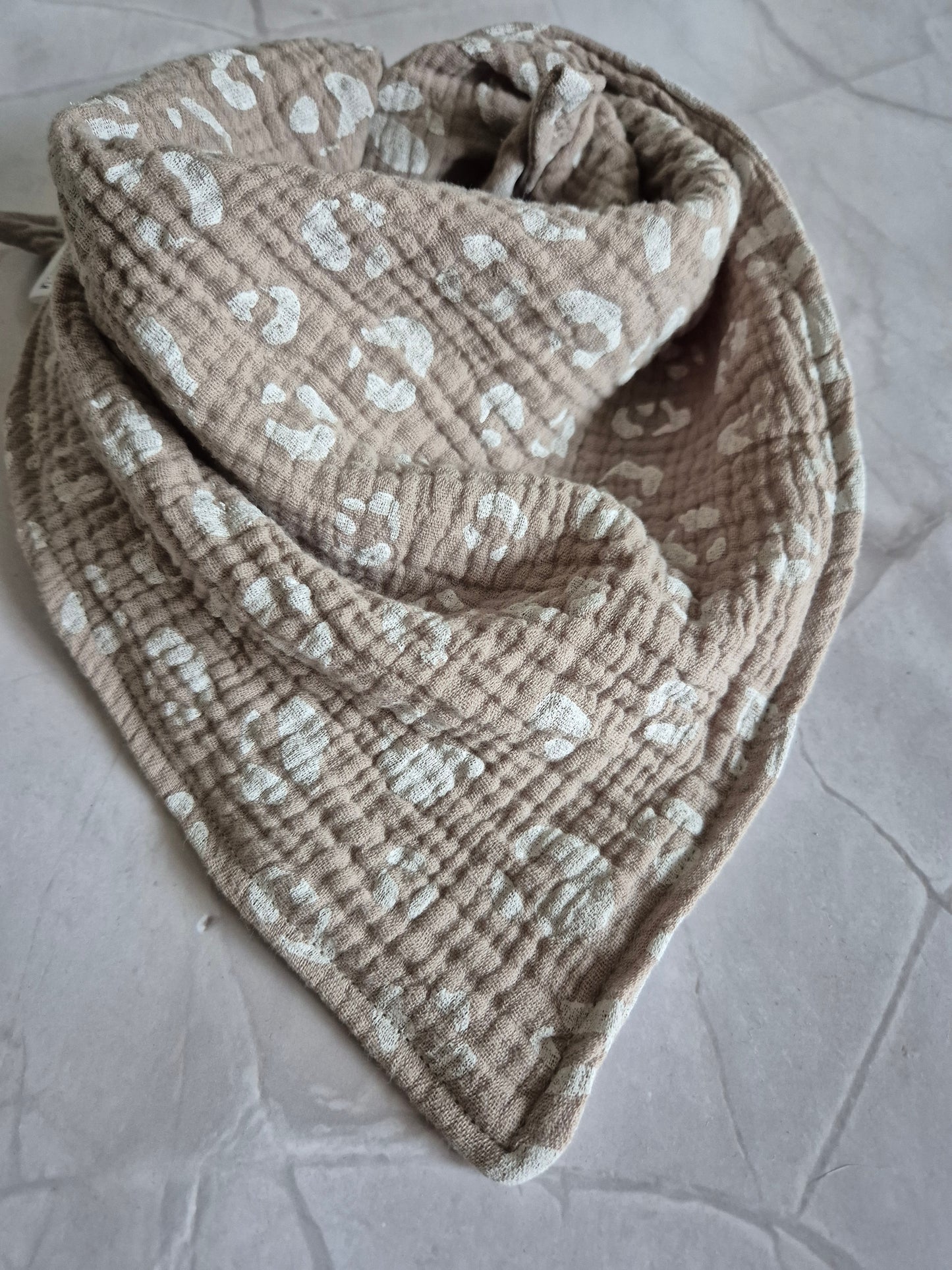 Kinderschals aus 100% Baumwollmusselin vegane Kinderkleider; Halstuch für Kinder; handmade, neutrale Farbrn, beige, Leo, Tiger, Blümchen, Eucalyptus