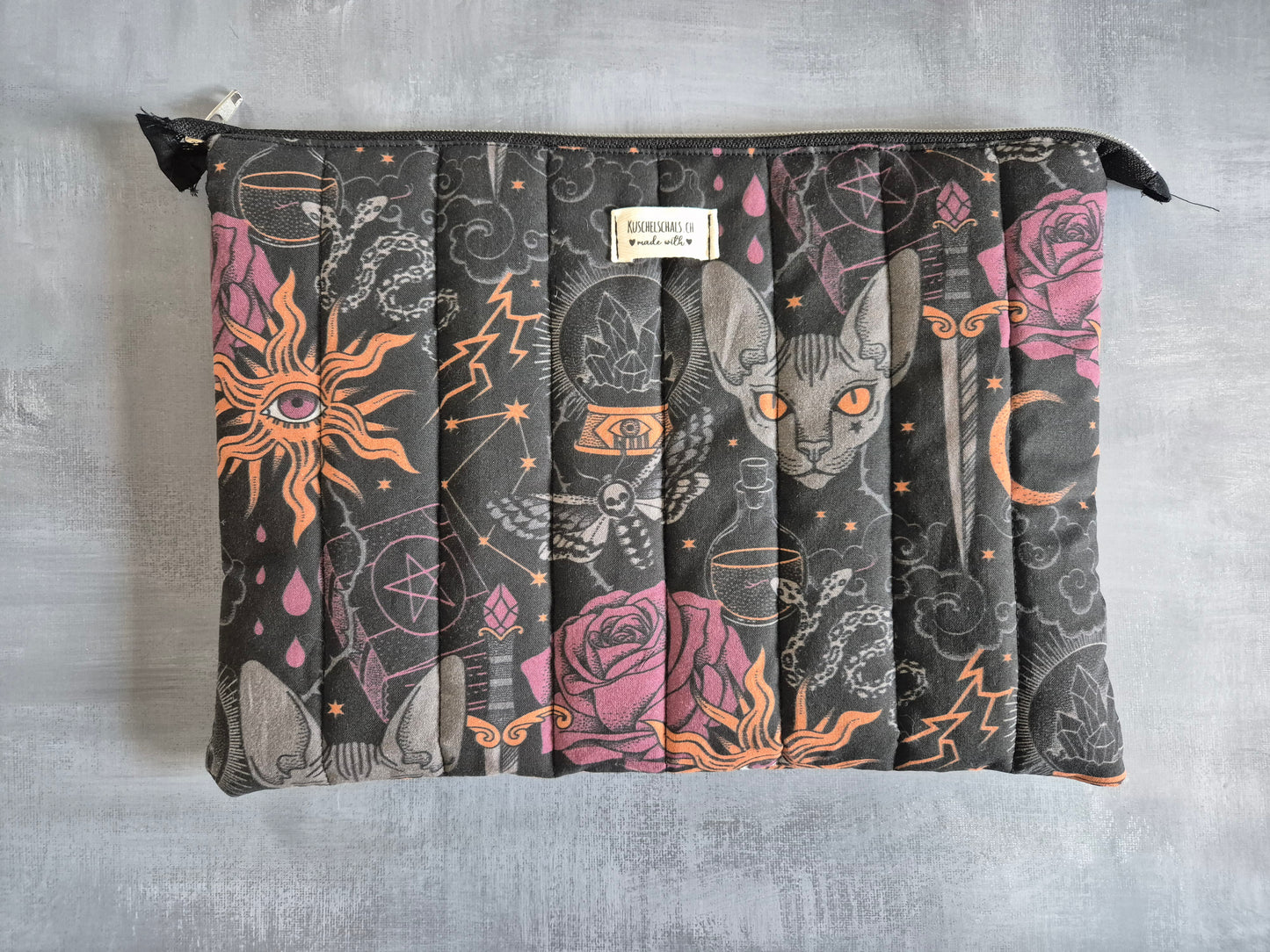 Tablet und Laptop Sleeve, gequiltet im wunderschönen Design "Dark Accademia"