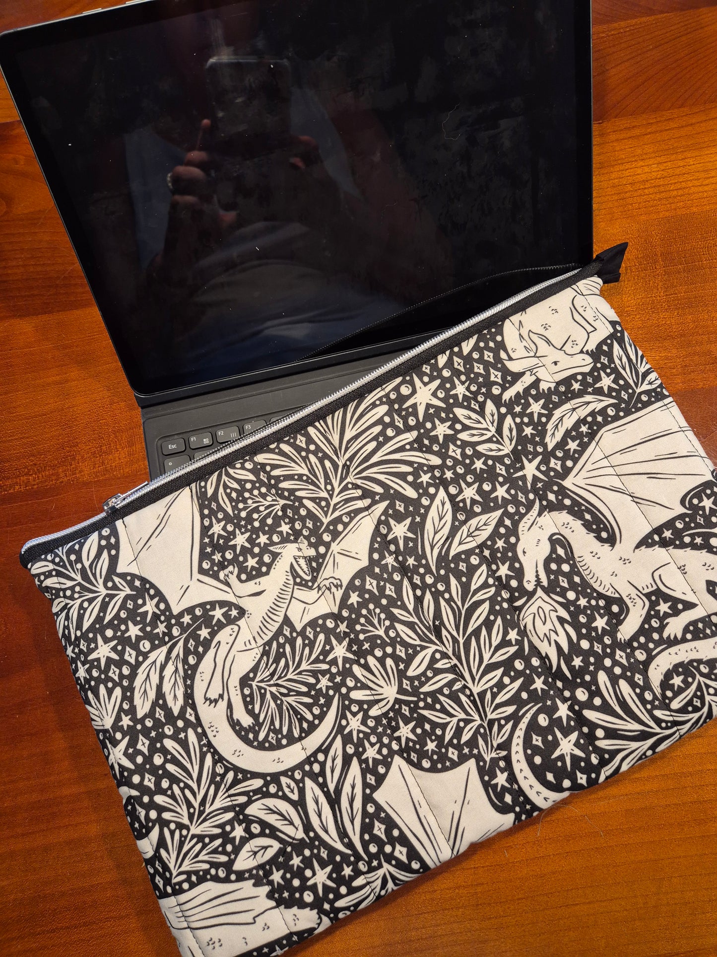Tablet und Laptop Sleeve, gequiltet im wunderschönen Design "Drachen Liebe"