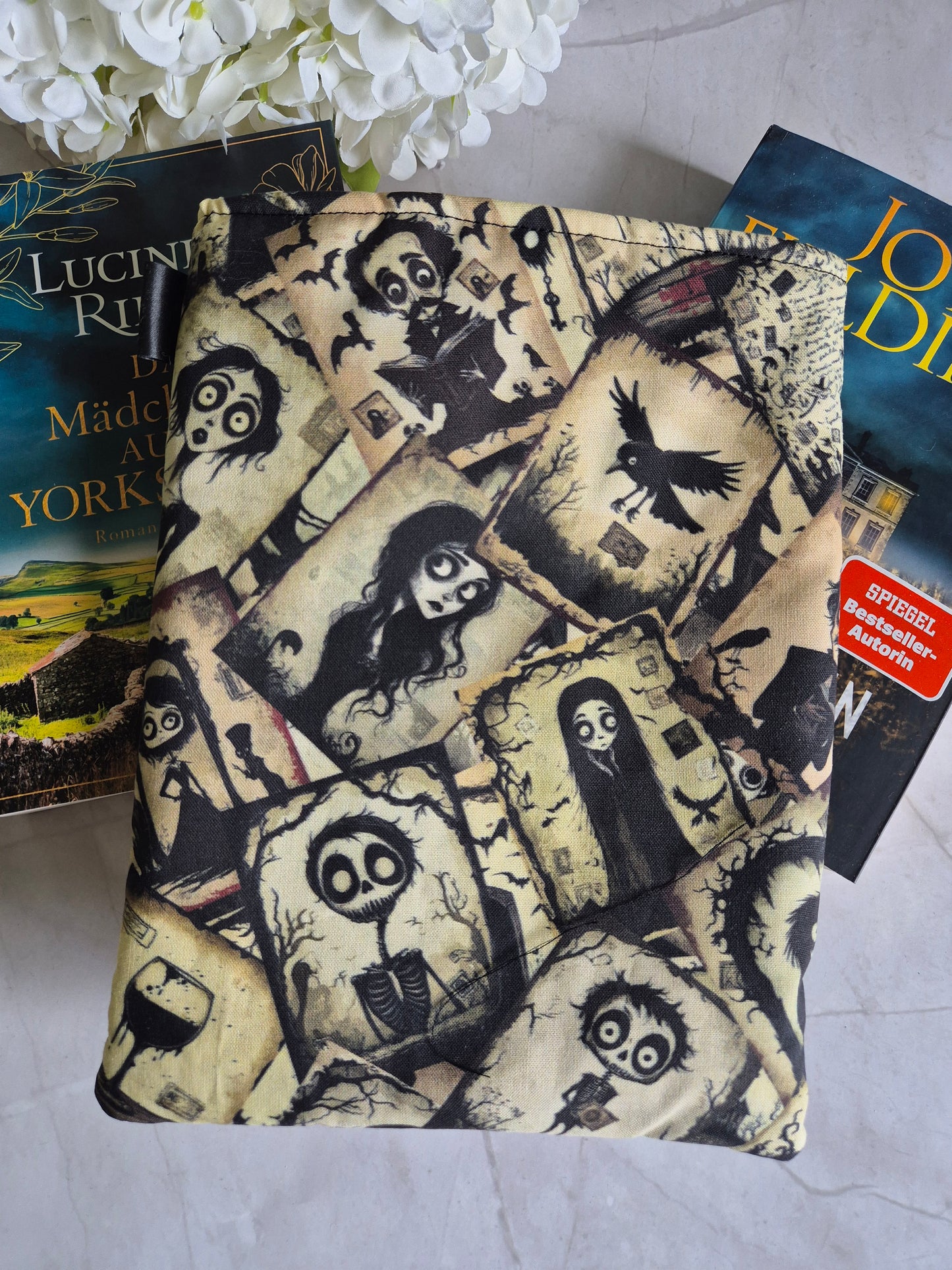 Dark Gothic cartoon Buchhülle Ereader Hülle - 3 Sizes - Handmade by me in Switzerland