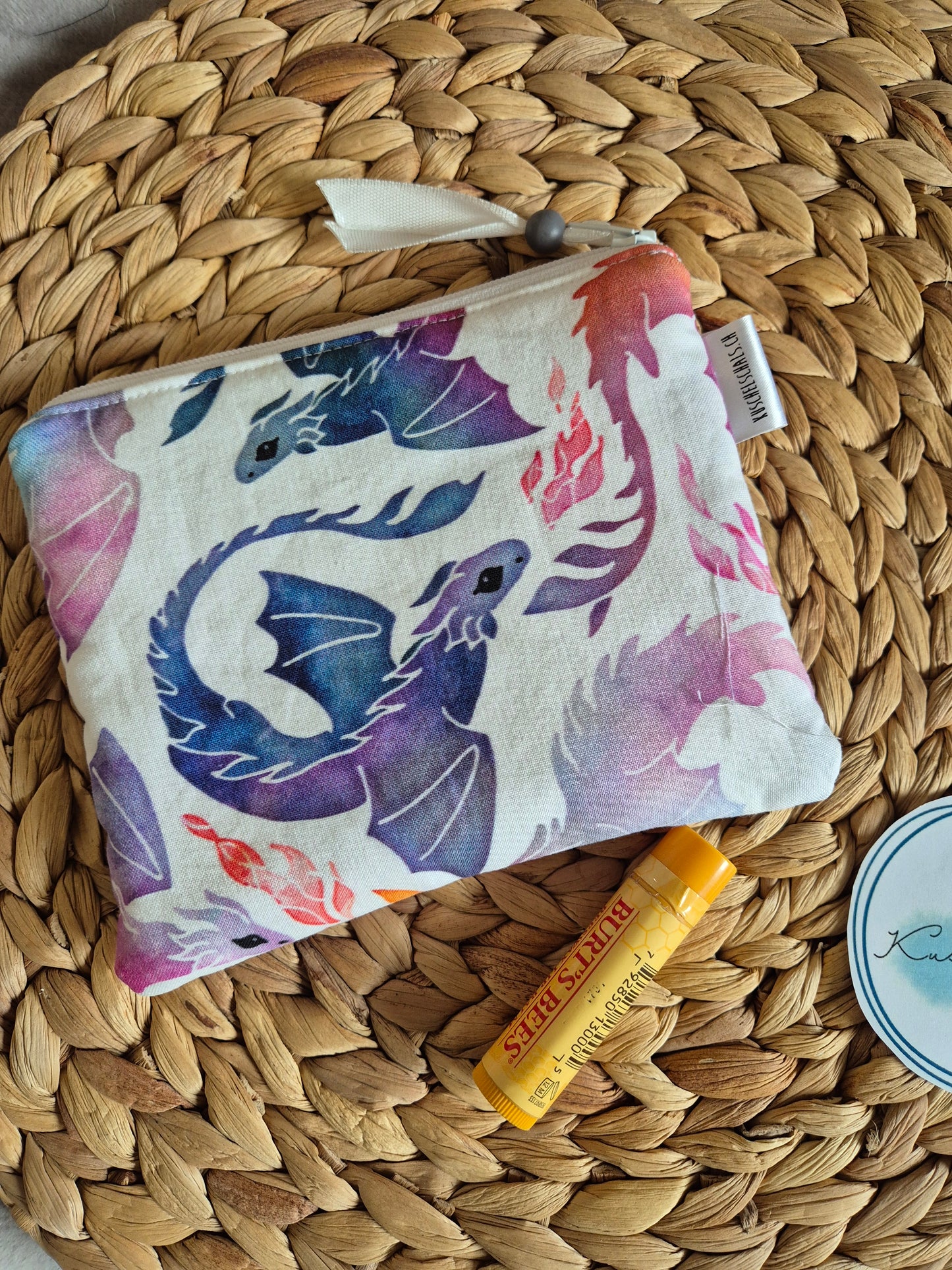 Kleines handgemachtes Stofftäschchen (12.5x15.5 cm) im Drachen Design. Vielseitig nutzbar: Kartenetui, Kosmetiktasche oder Mini-Geldbörse