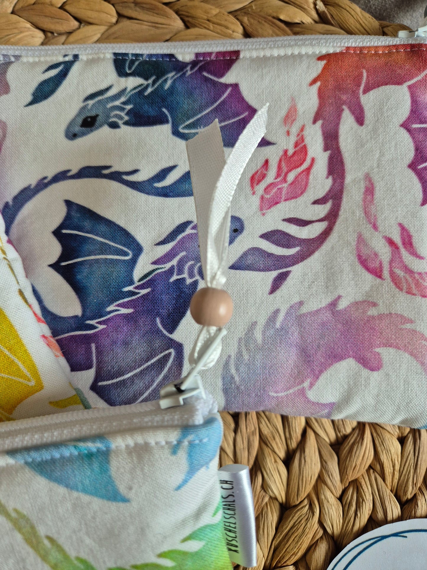 Kleines handgemachtes Stofftäschchen (12.5x15.5 cm) im Drachen Design. Vielseitig nutzbar: Kartenetui, Kosmetiktasche oder Mini-Geldbörse