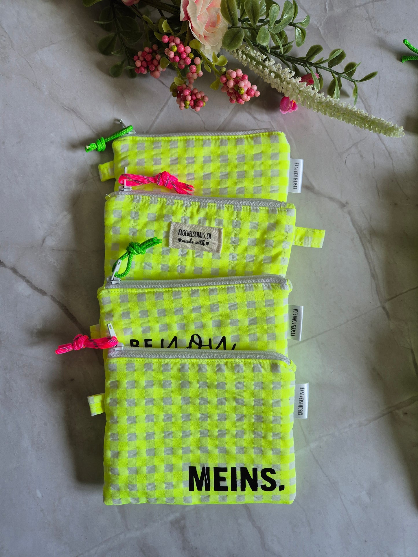 Gelbkarierte Stofftäschchen in 3 Grössen aus recycelter Baumwolle. Vielseitig nutzbar: Kartenetui, Kosmetiktasche oder Mini-Geldbörse