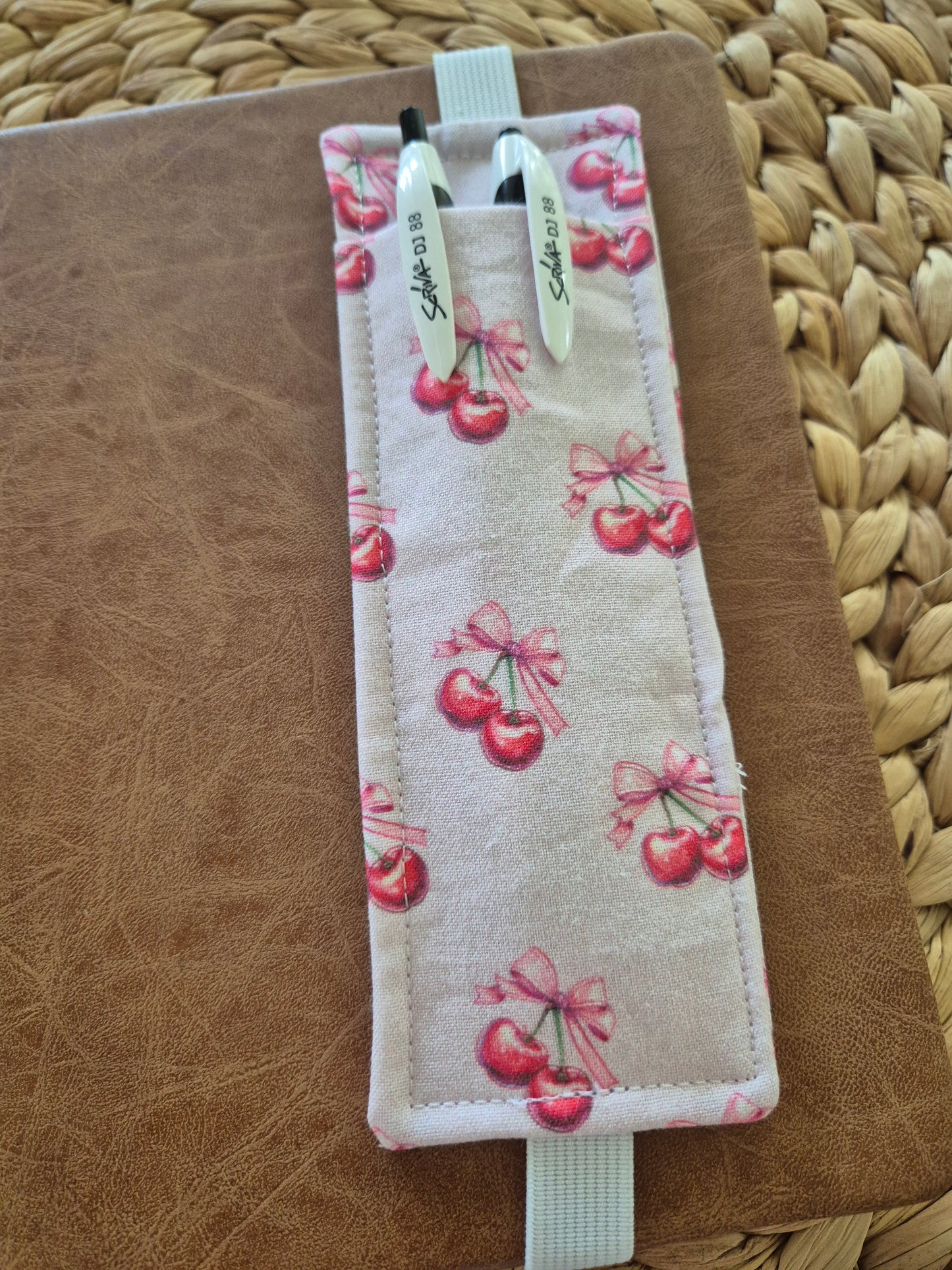 Stiftehalter Lesezeichen A5 Design, handgenäht, doppelseitig, tolles Geschenk für Lehrer, Studenten und Journaling Fans vegan