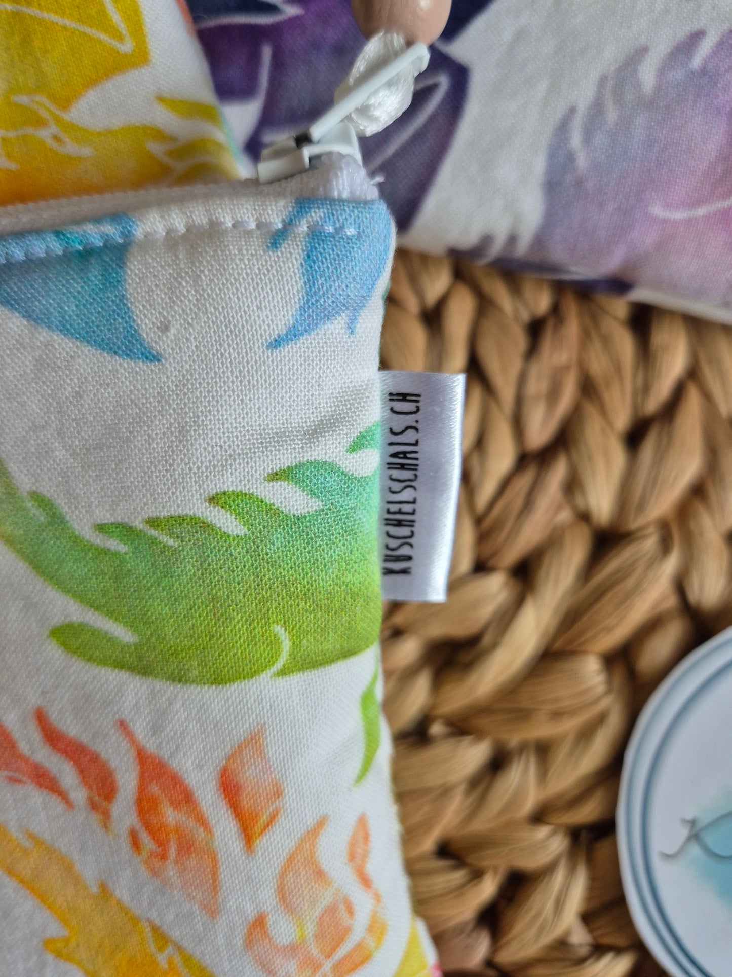 Kleines handgemachtes Stofftäschchen (12.5x15.5 cm) im Drachen Design. Vielseitig nutzbar: Kartenetui, Kosmetiktasche oder Mini-Geldbörse