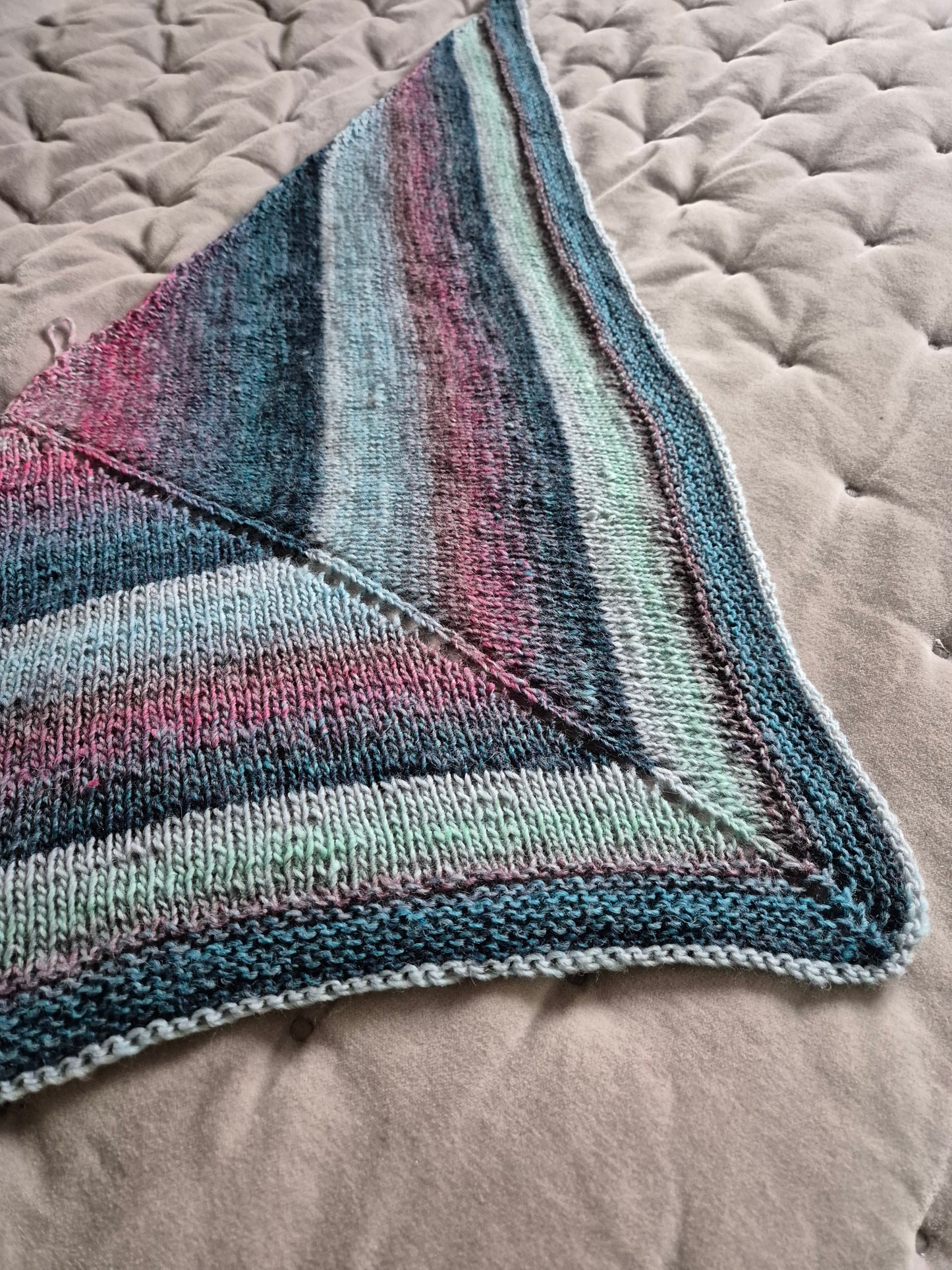 Kleines Handgestricktes Schultertuch aus 60% Schurwolle/40% Polyacryl - wunderschön - weich - warm - Farbverlauf